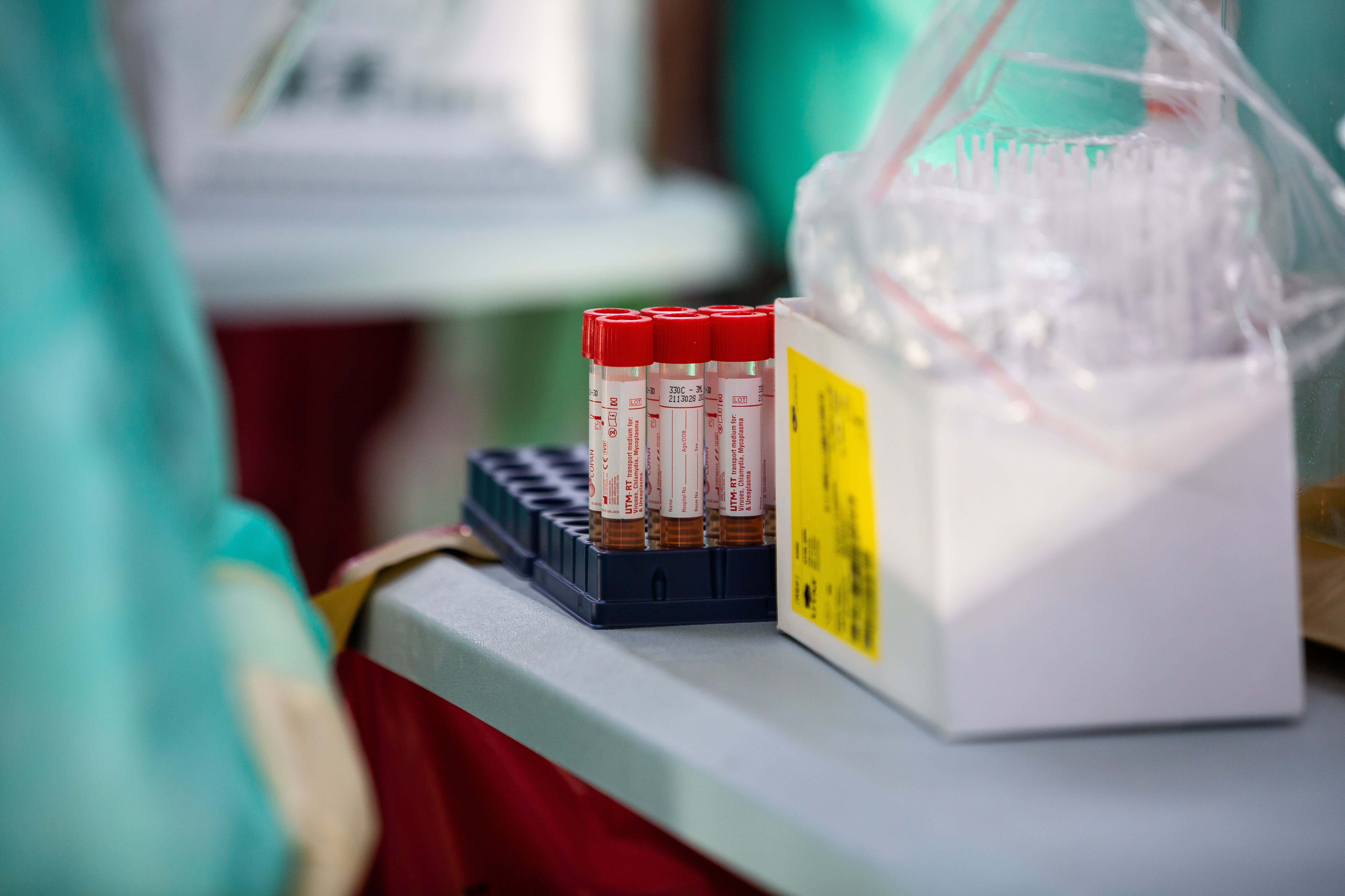 前台大感染科醫師林氏璧po文分析台灣與日本近期每百萬人確診7日平均的變化，強調這項數據已在4月29日出現黃金交叉。（示意圖，本刊資料照）