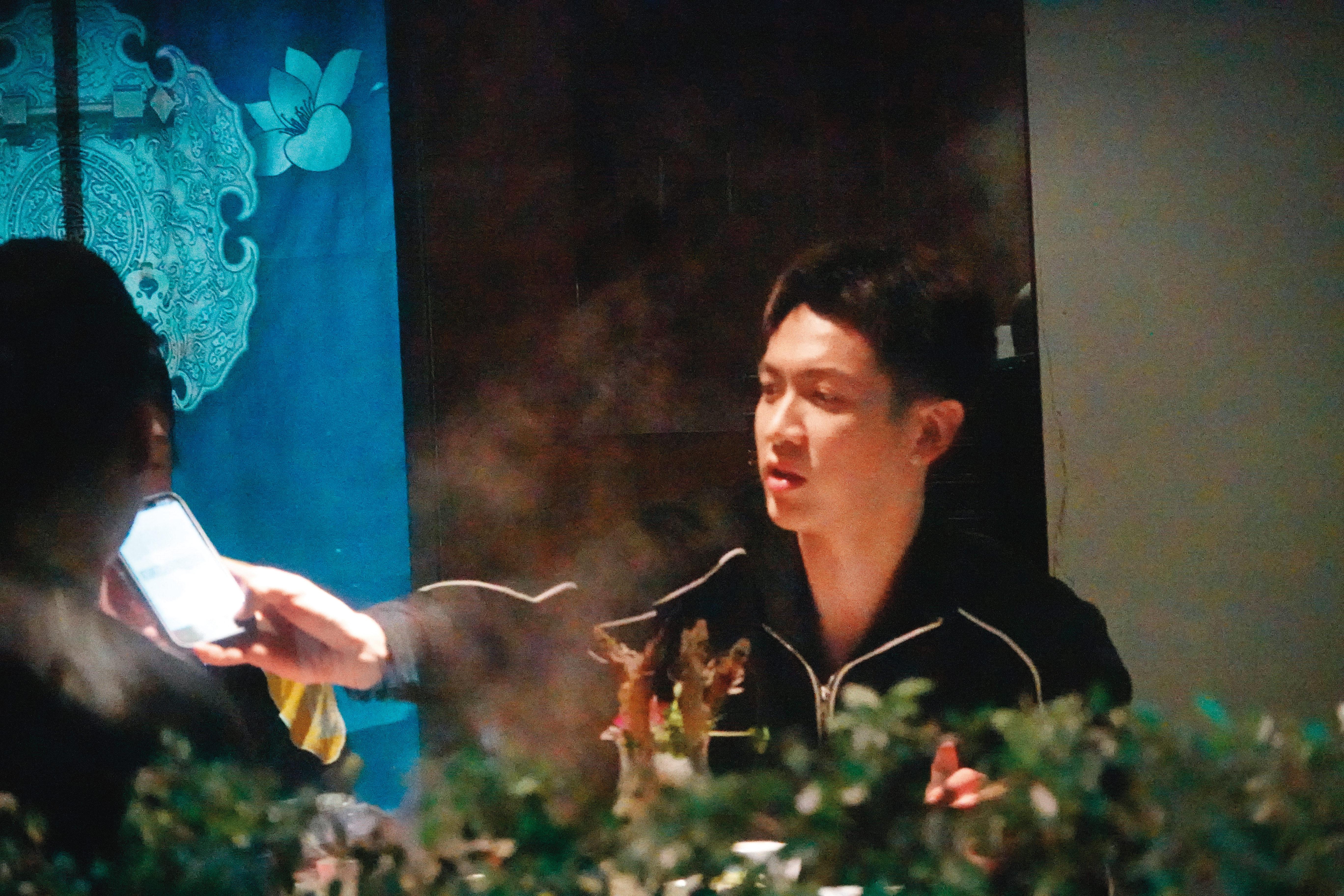 4月24日23：09，柯震東和友人嗑鍋，邊吃邊滑手機，並與大家分享看到的有趣消息。