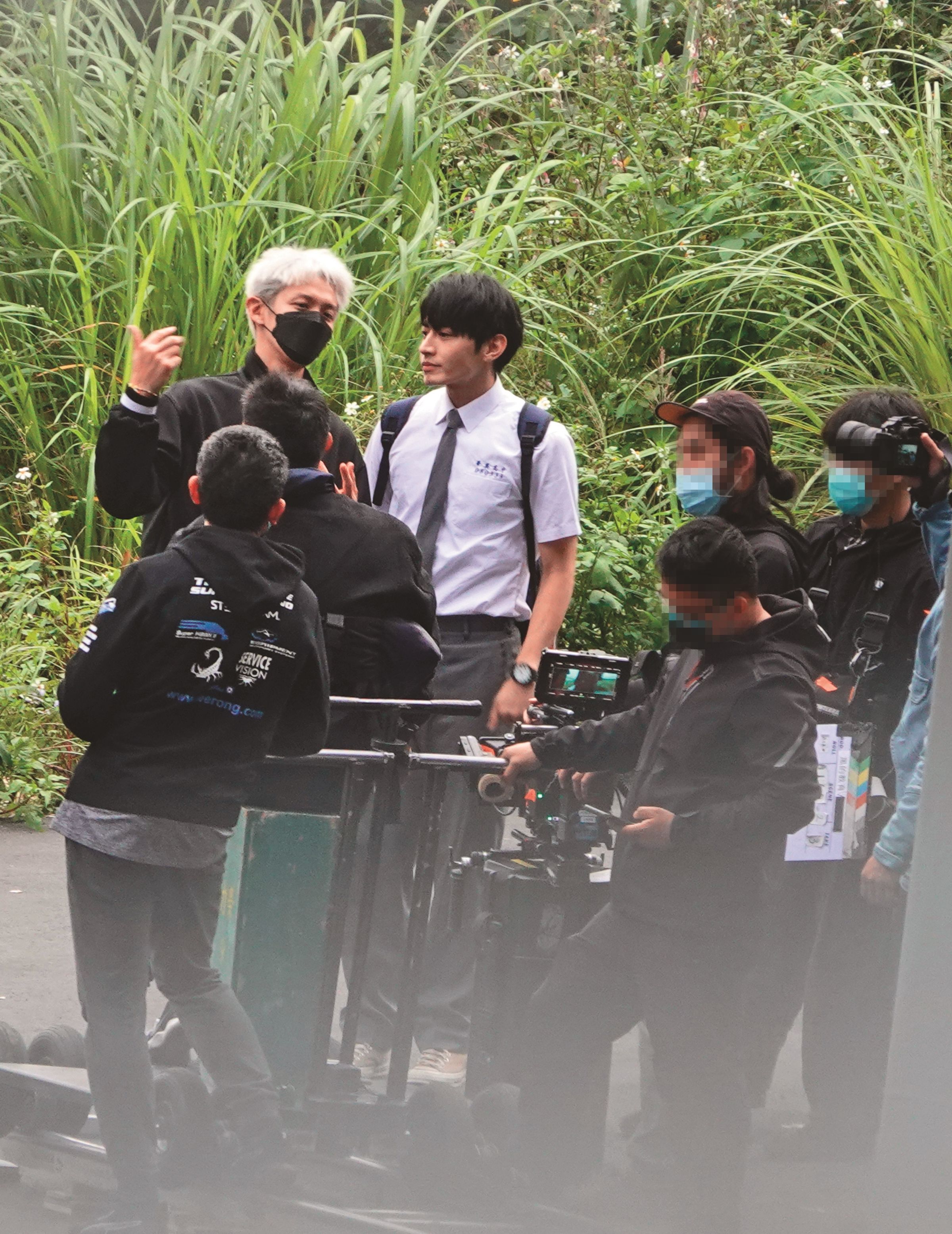 演而優則導，柯震東（左）早前首度升格導演，找來宋柏緯（中）主演《黑的教育》。