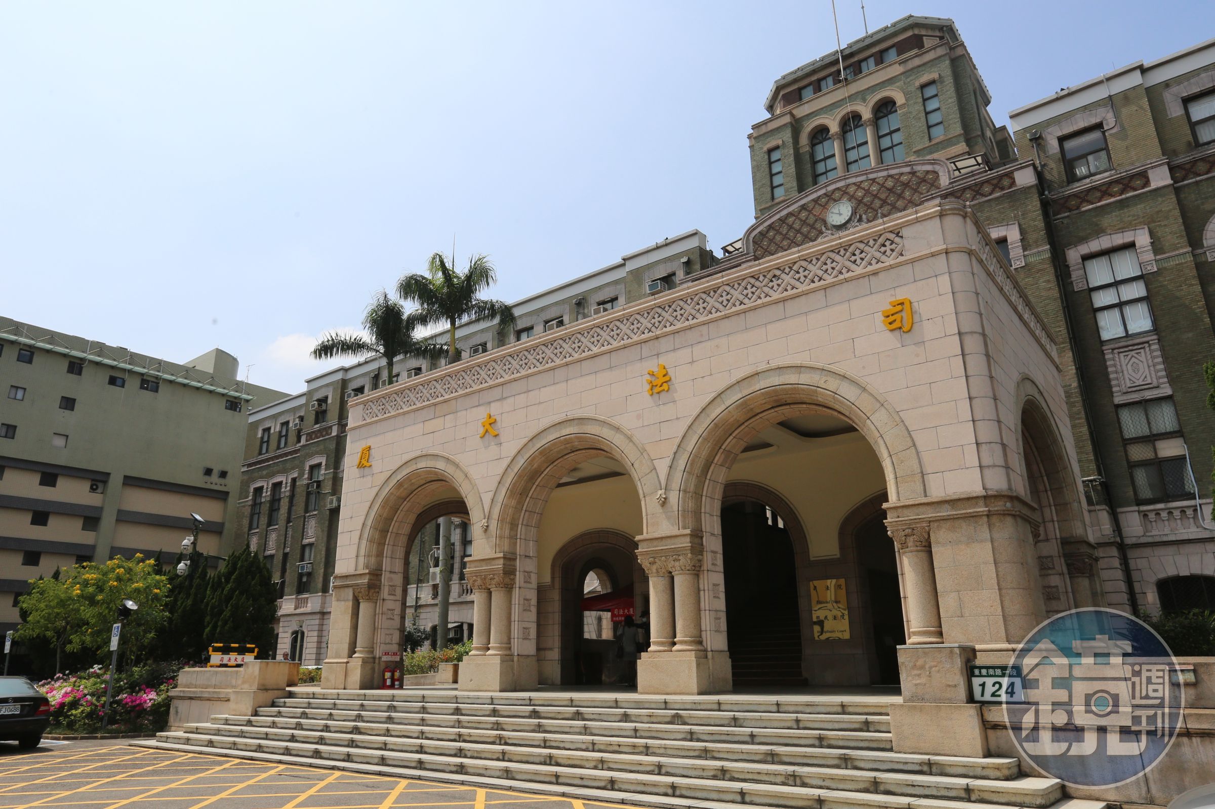 高檢署今天印製「檢察機關因應『嚴重特殊傳染性肺炎』傳播期間相關業務資料彙編」修訂三版分送各司法機關。