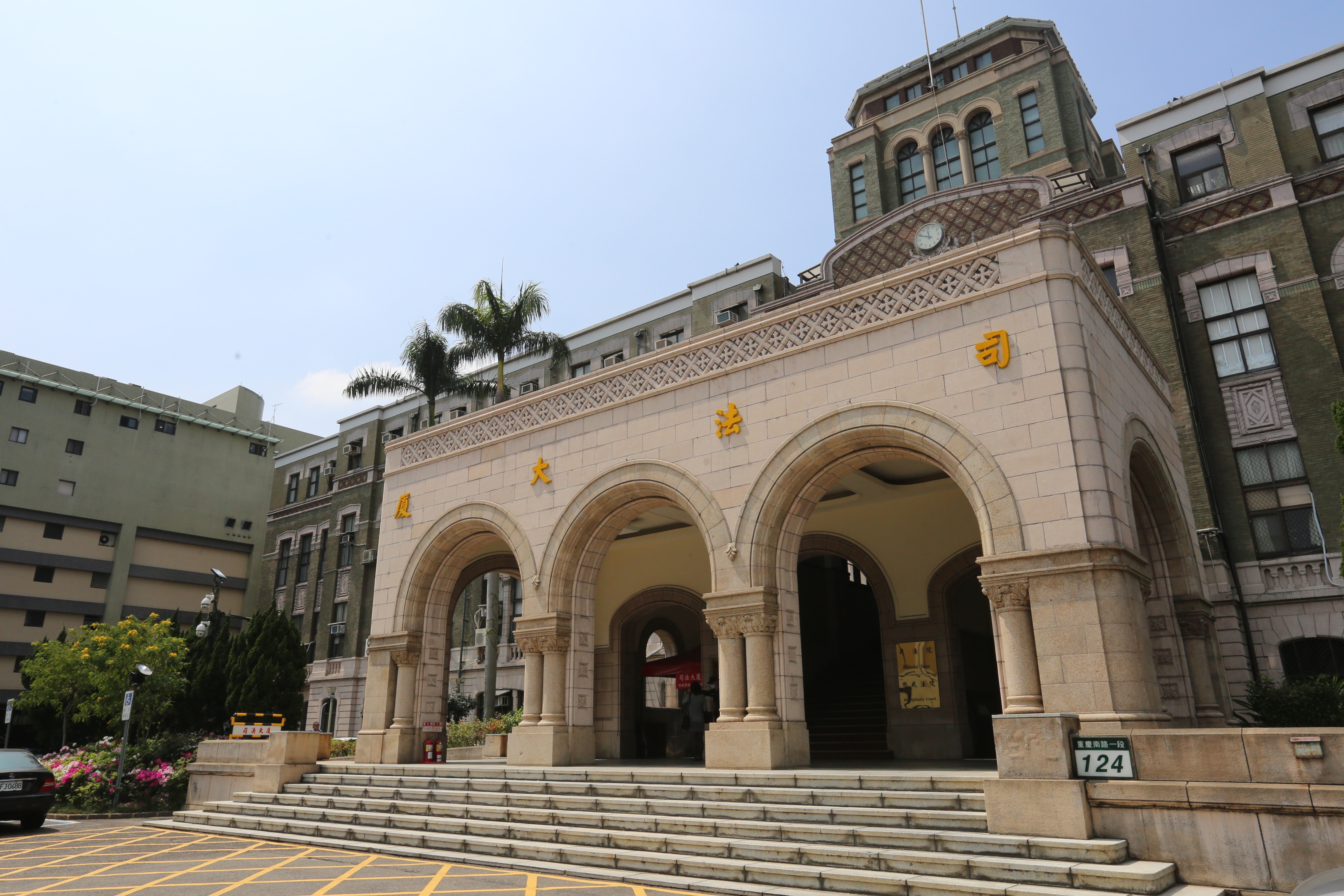 高檢署今天印製「檢察機關因應『嚴重特殊傳染性肺炎』傳播期間相關業務資料彙編」修訂三版分送各司法機關。