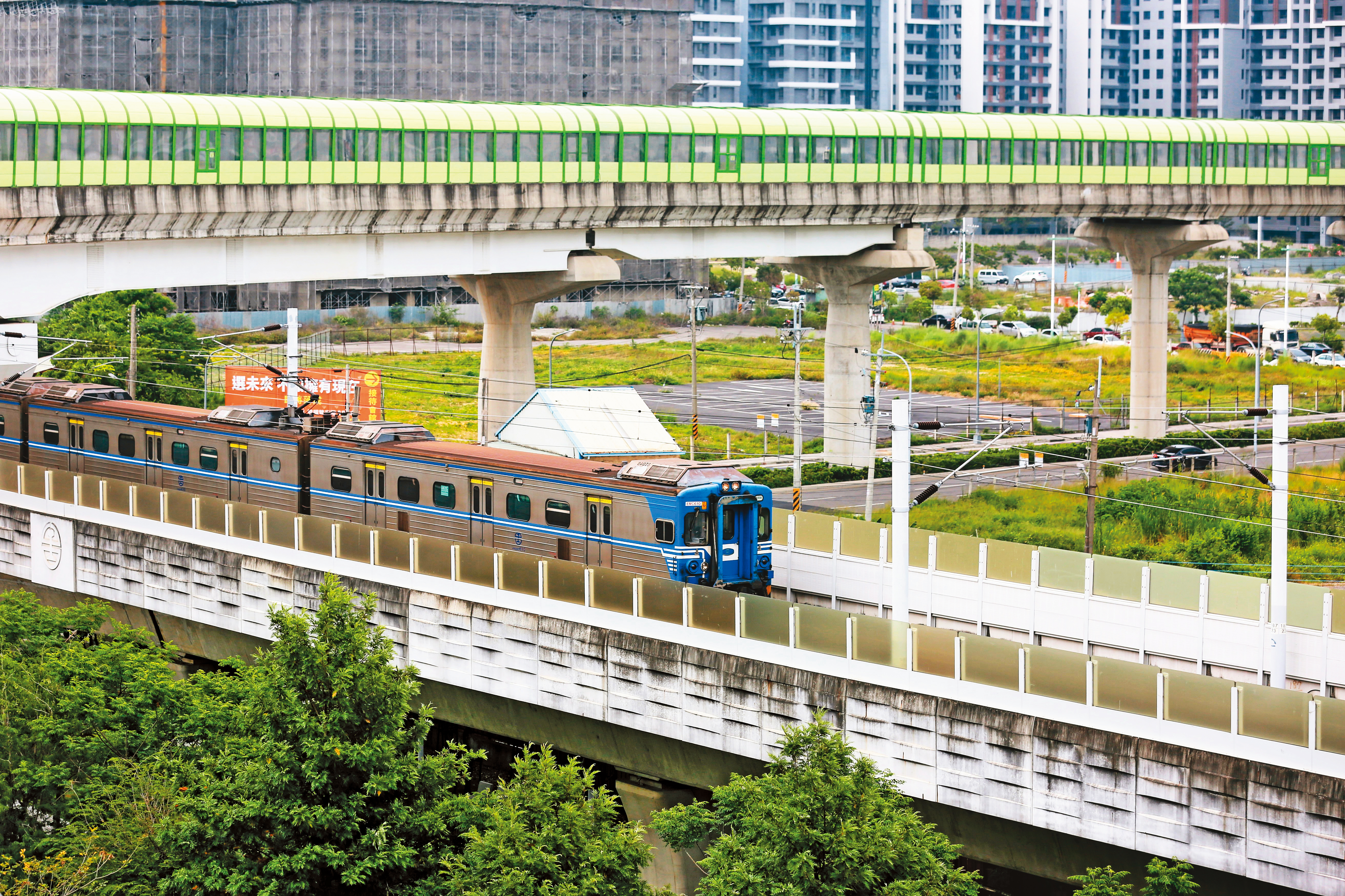華盛營造標得台中鐵路高架化松竹站等5個車站主體工程，因未如期完工，鐵改局一度以違約為由欲罰款。