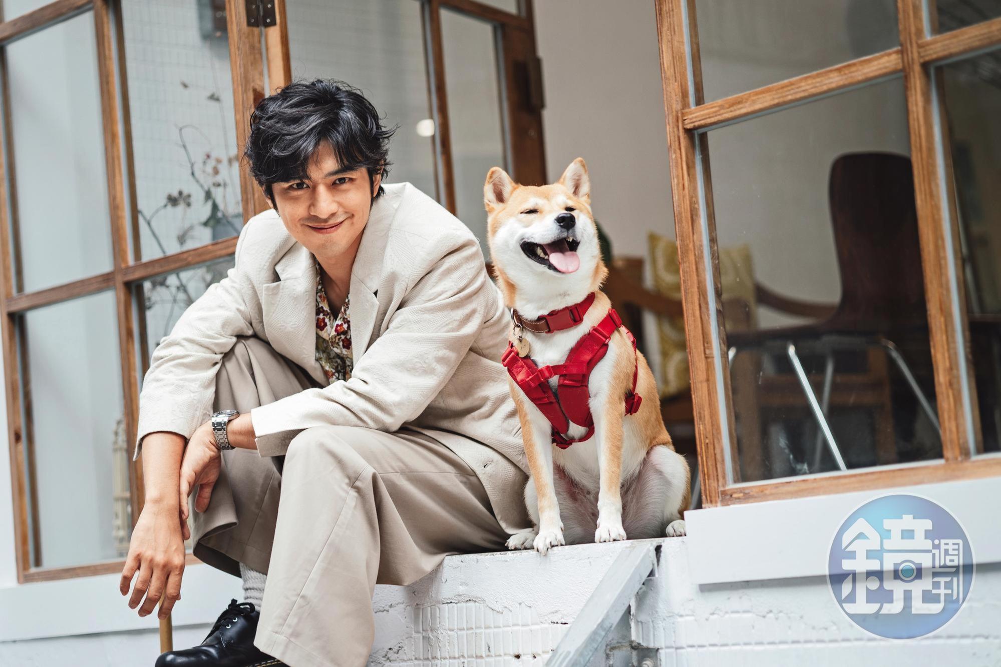 陳柏霖帶公司萌犬阿夫利一起體驗山林生活。