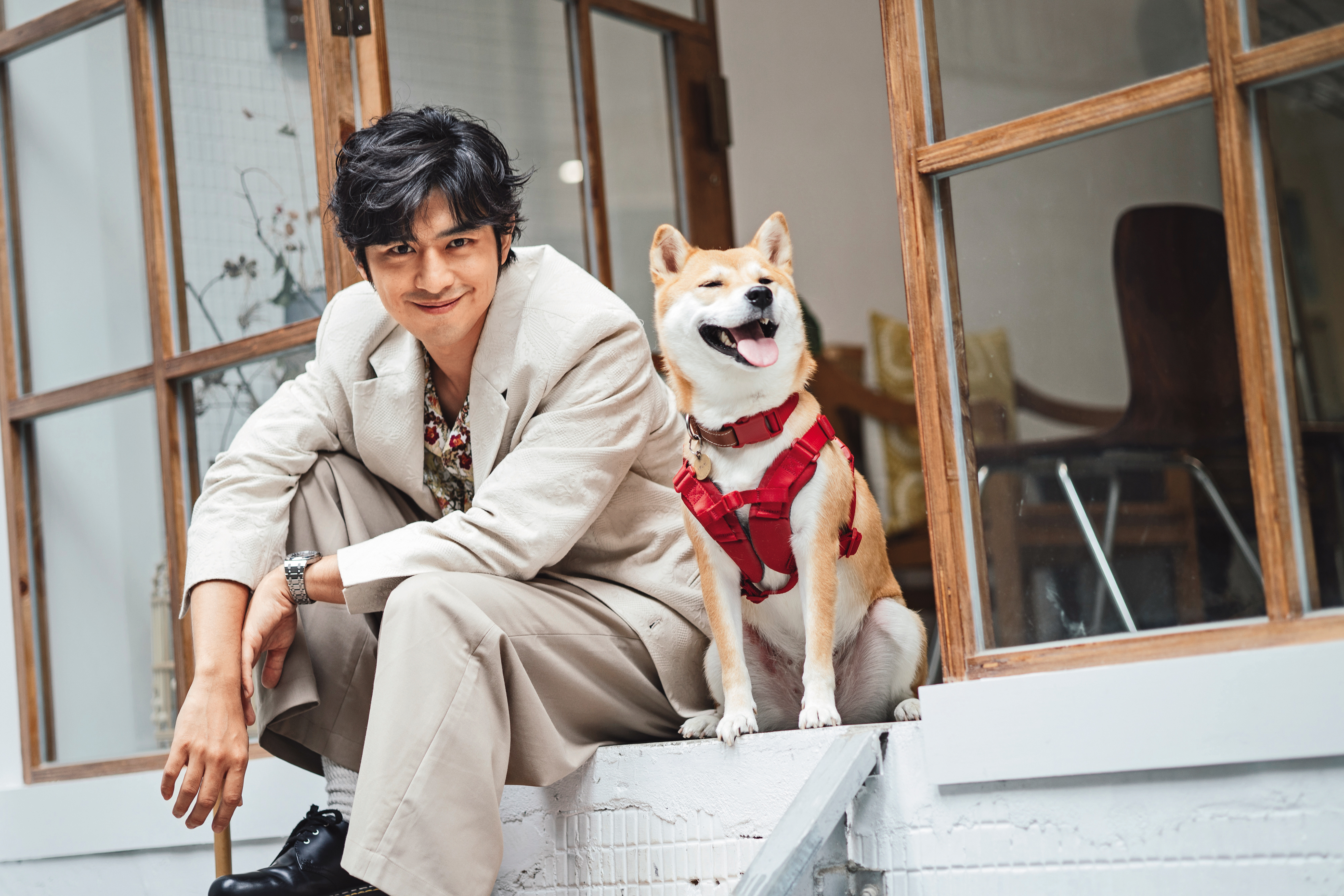 陳柏霖帶公司萌犬阿夫利一起體驗山林生活。