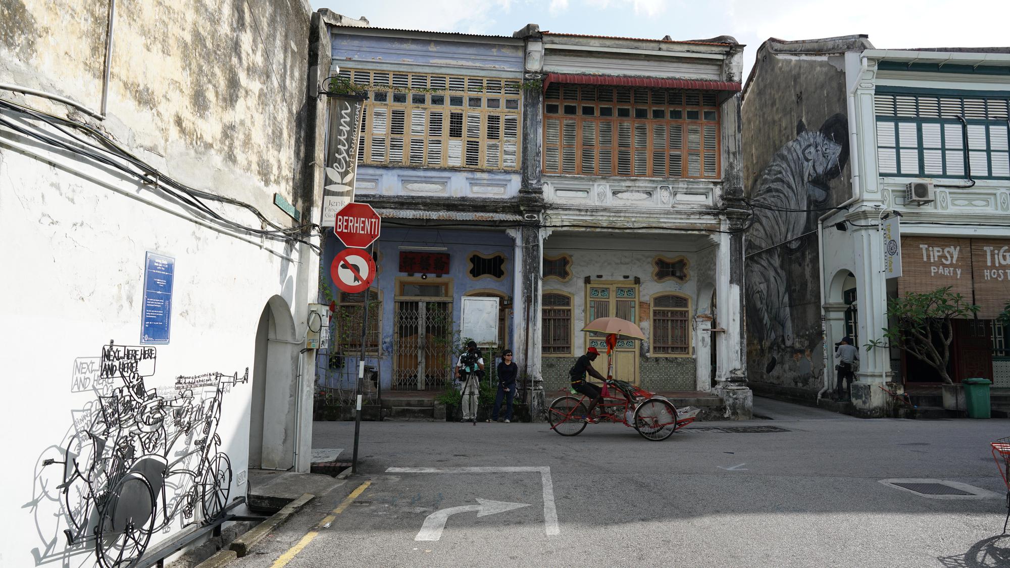 馬來西亞檳城喬治市擁有多元種族，同一條街上且有華人寺廟、天主教堂、印度神廟、清真寺，融合四大宗教。（公視《南國啟示錄》提供）