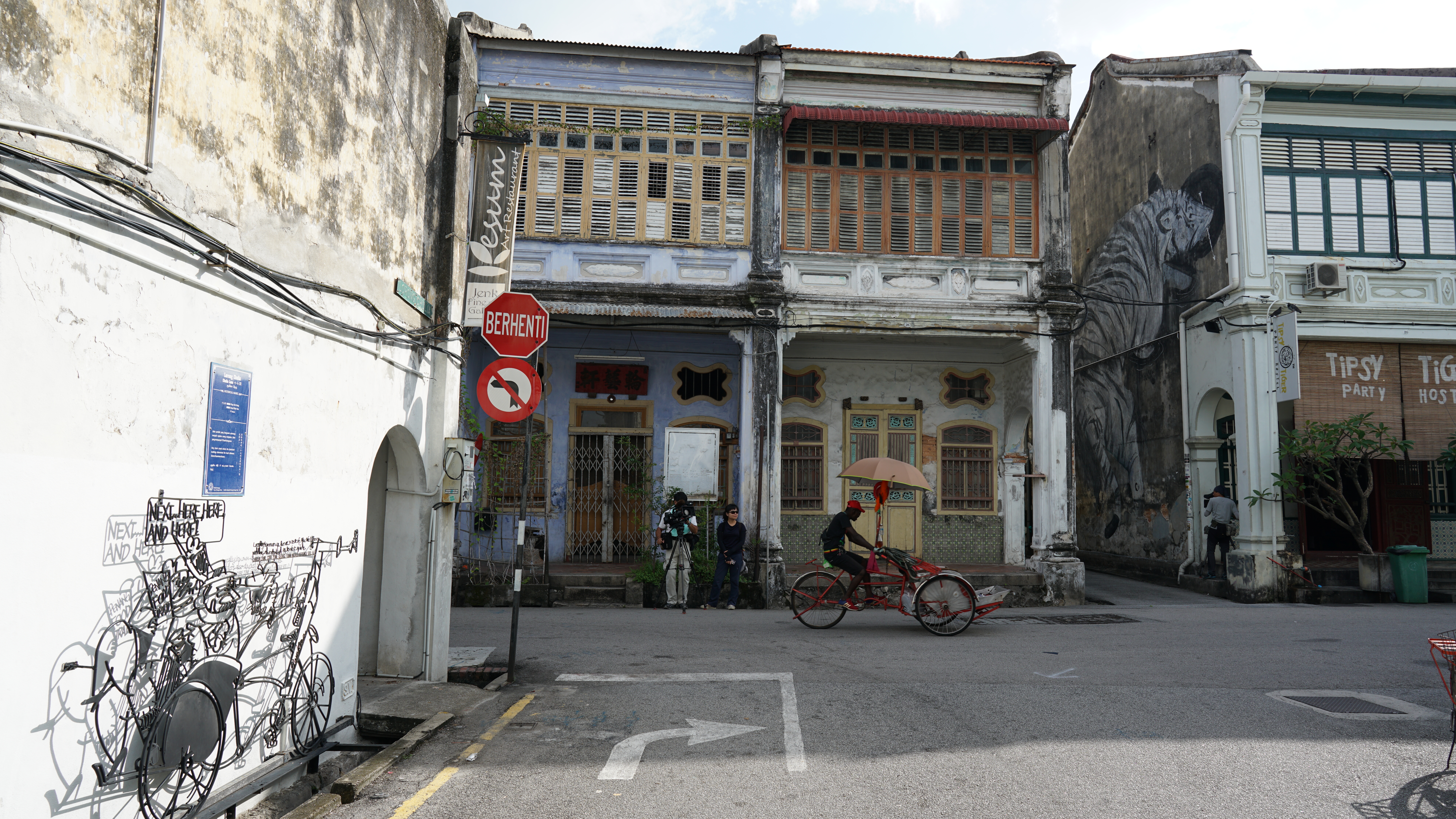 馬來西亞檳城喬治市擁有多元種族，同一條街上且有華人寺廟、天主教堂、印度神廟、清真寺，融合四大宗教。（公視《南國啟示錄》提供）