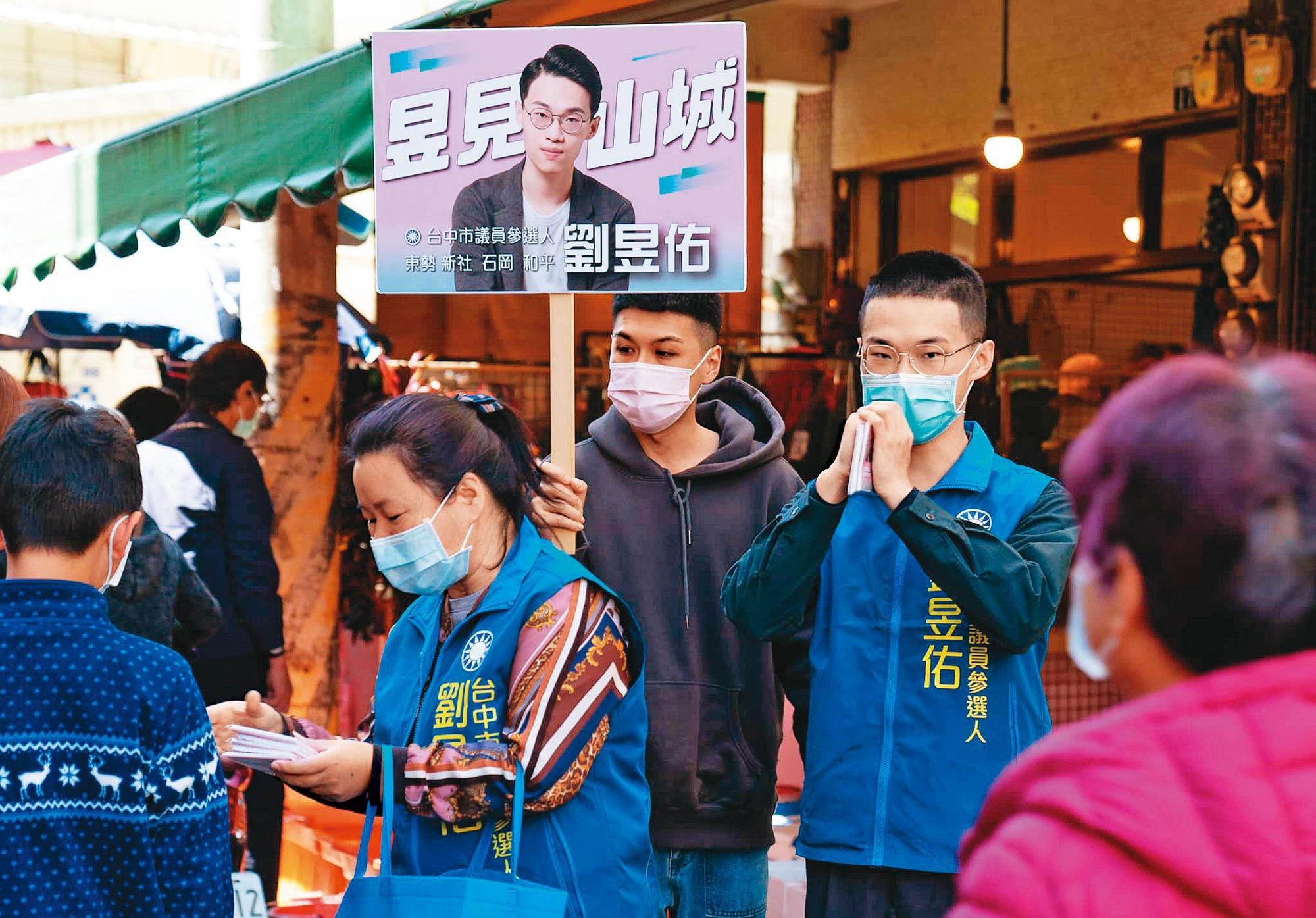 顏清標力推形象正面的24歲劉昱佑（右）參選議員，未料初選竟落馬。（翻攝劉昱佑臉書）