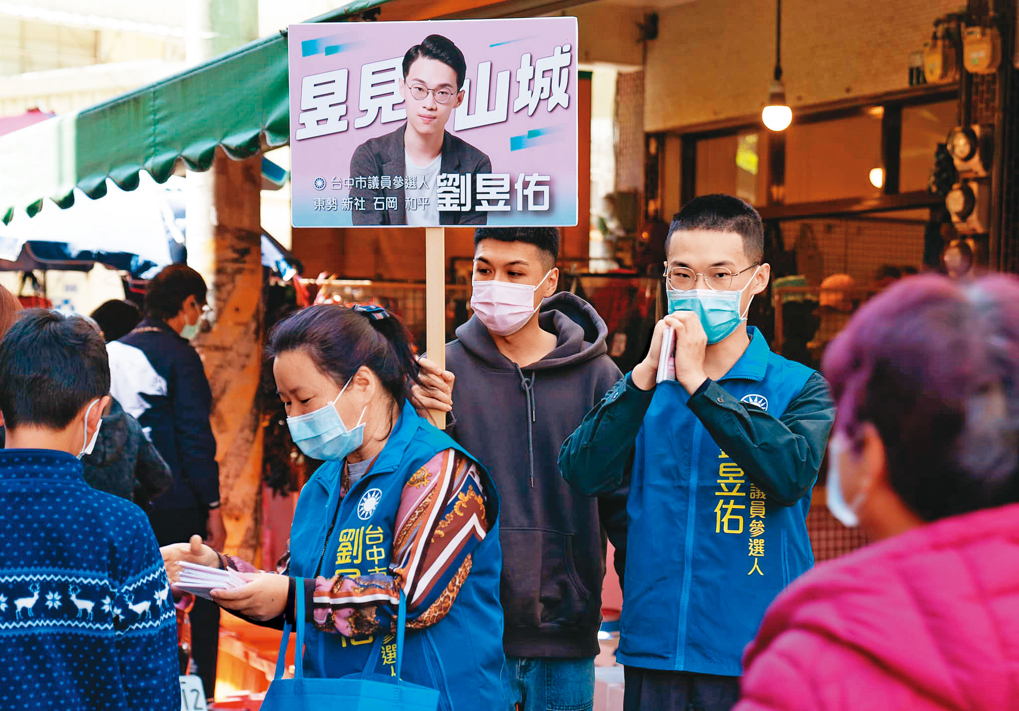 顏清標力推形象正面的24歲劉昱佑(右)參選議員,未料初選竟落馬。(翻攝劉昱佑臉書)