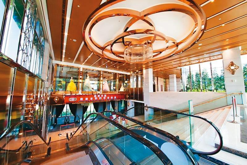金錢豹旗下寶麗金婚宴廣場,長期在葳格中學地下室打造婚宴會館。(翻攝寶麗金國際婚宴廣場臉書)