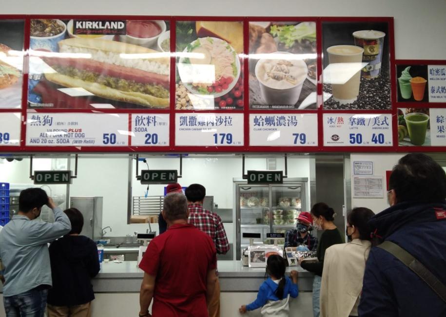好市多熱食部超夯商品「凱薩雞肉沙拉」調漲價格，從159元漲價變成179元。（翻攝自COSTCO 好市多 消費經驗分享區）