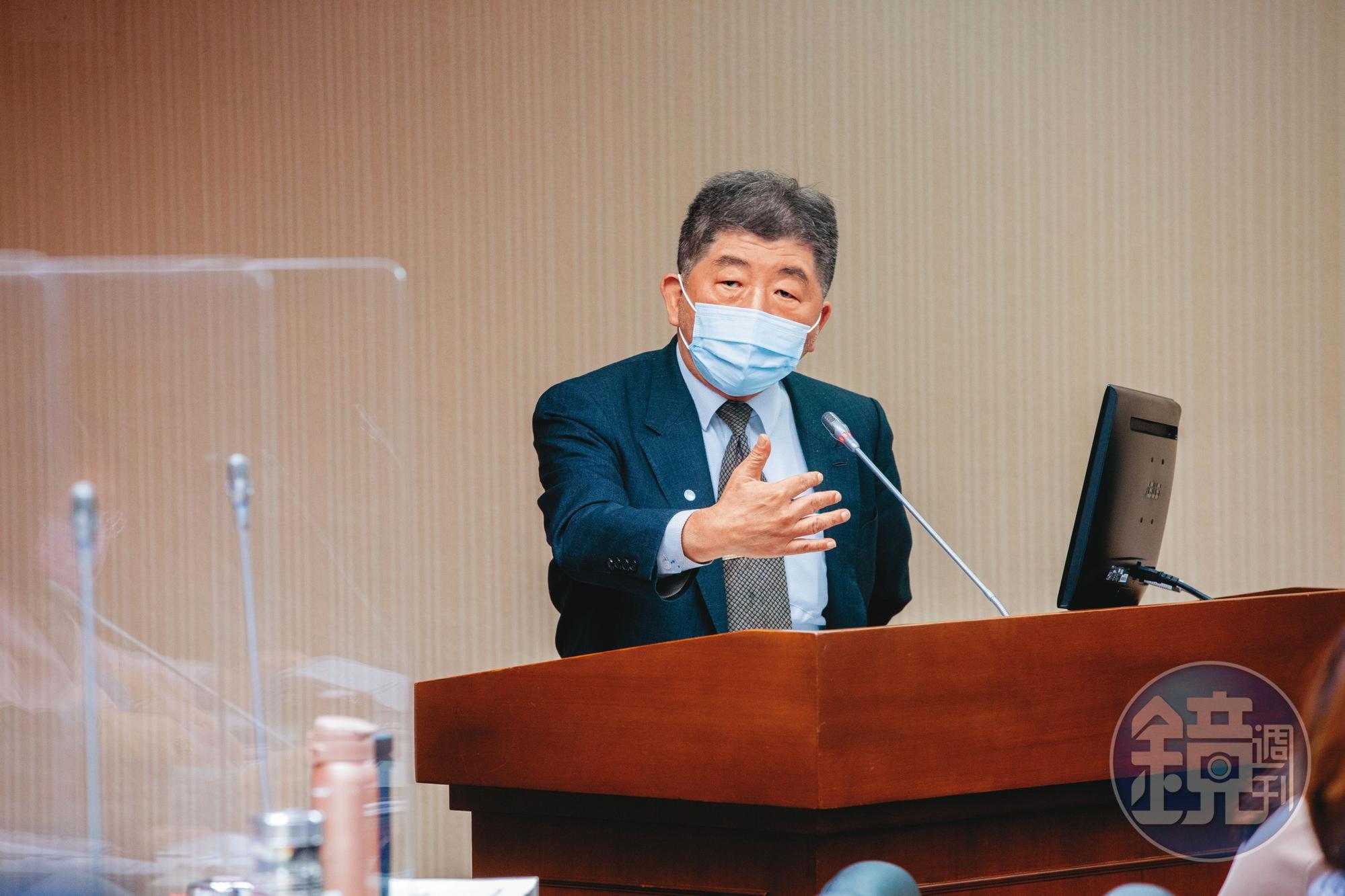 政府研議放寬居隔規定,中央流行疫情指揮中心指揮官陳時中表示,會先從打過3劑疫苗的人開始,呼籲大家儘速打好打滿。