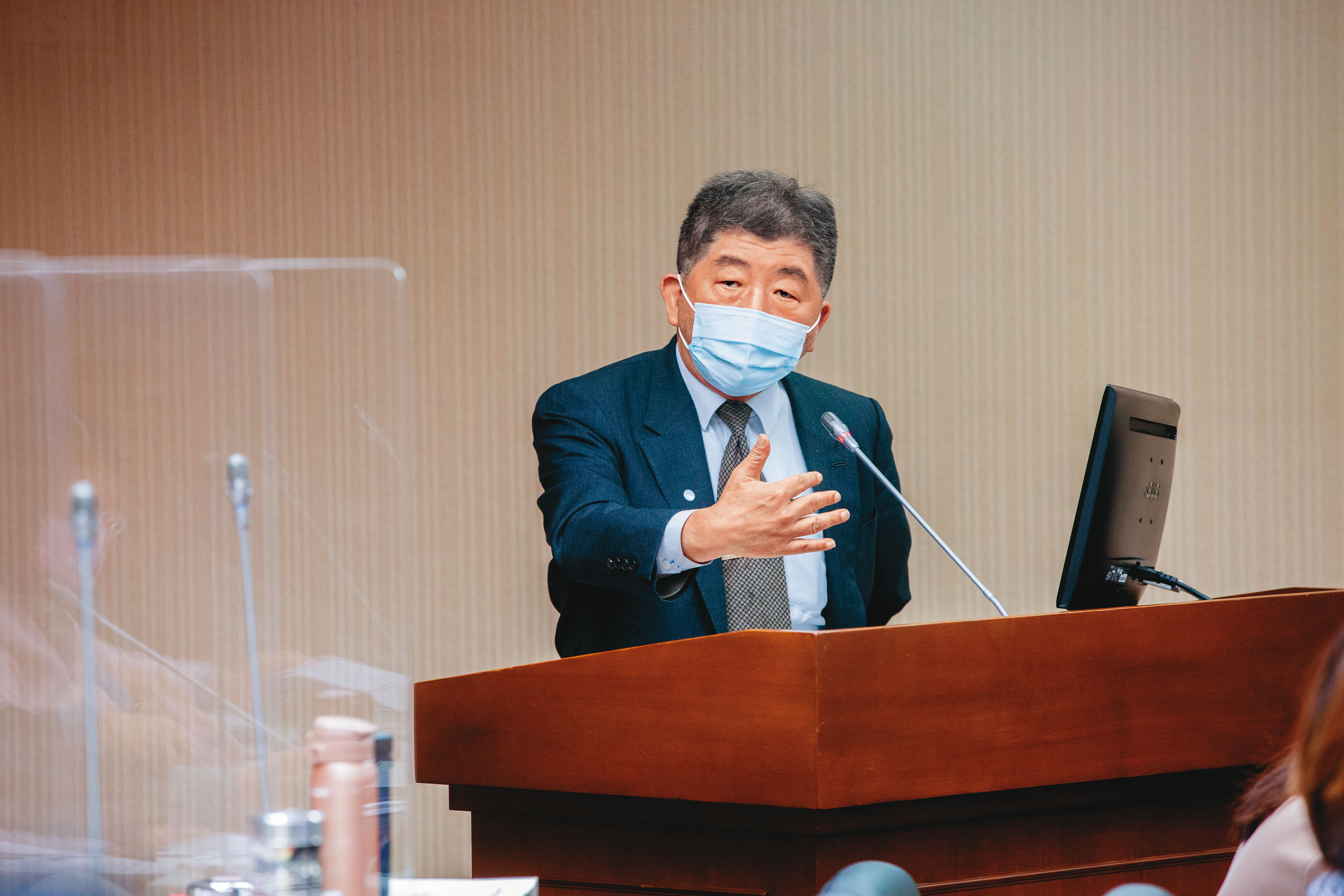 政府研議放寬居隔規定，中央流行疫情指揮中心指揮官陳時中表示，會先從打過3劑疫苗的人開始，呼籲大家儘速打好打滿。