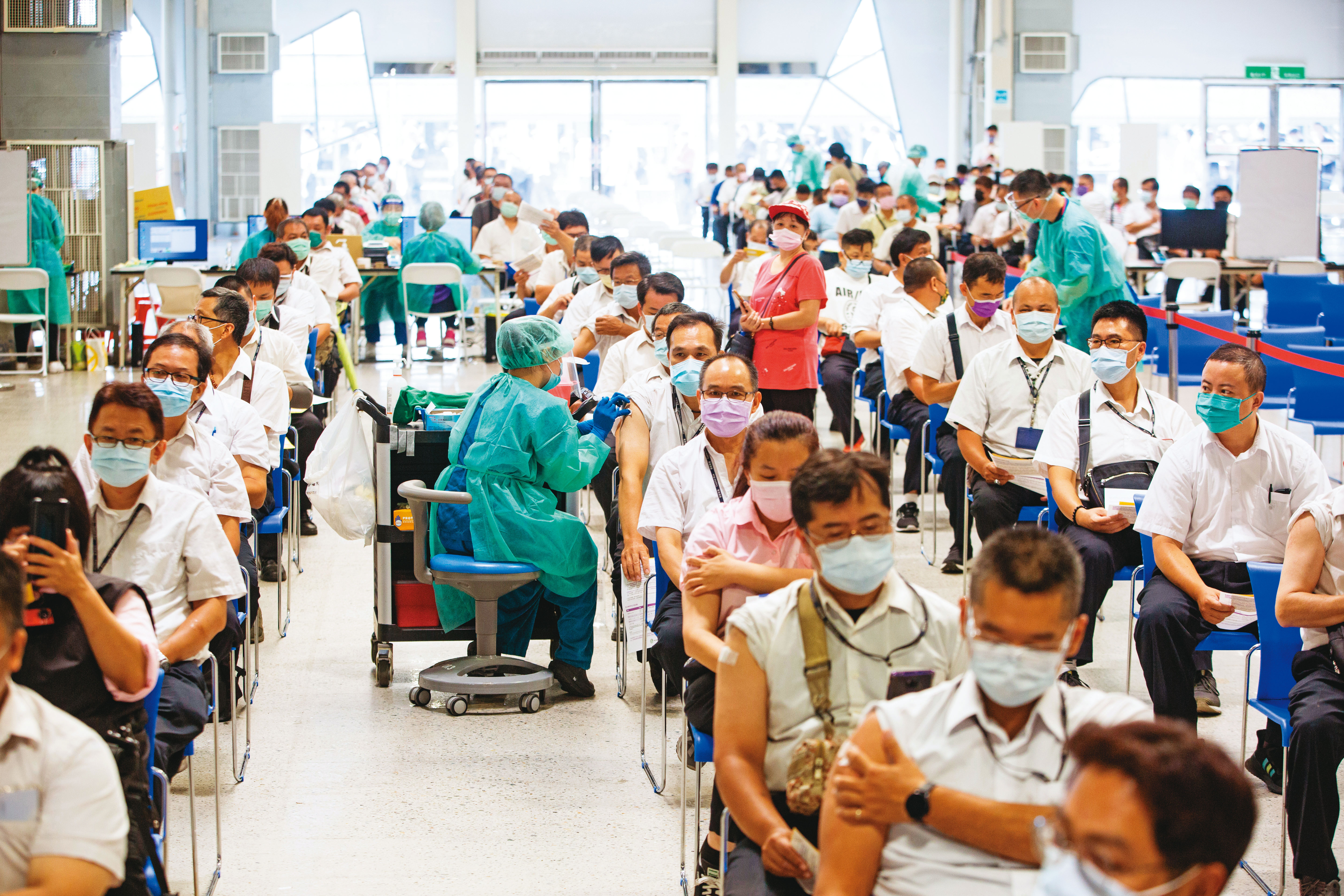 政府有意以「打滿第三劑加快篩」取代現行居隔措施，以施打速度推估6月有望上路。台灣第三劑施打率目前近6成。圖為民眾接種疫苗。