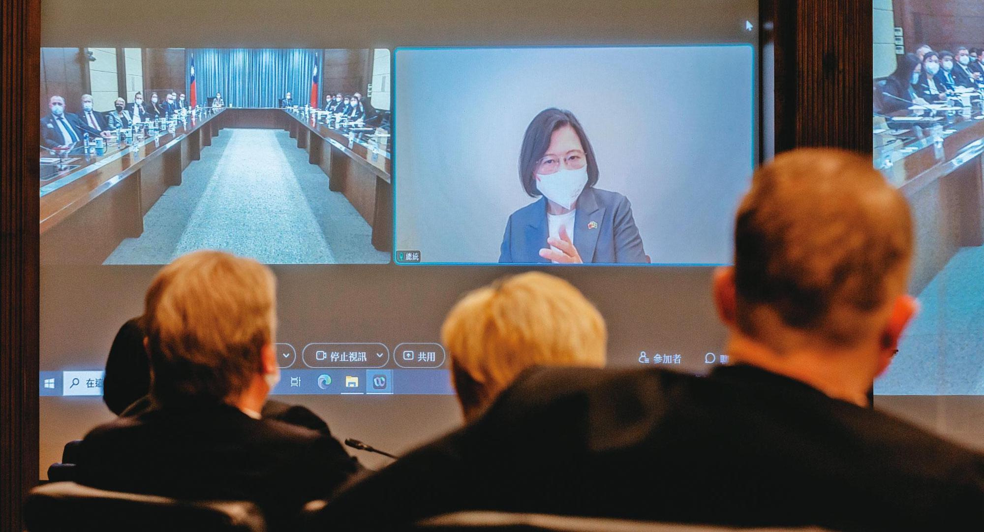 因與確診家人聚餐而一度居隔的總統蔡英文，4月12日與瑞典國會訪團視訊會議。全面免居隔後，快篩陰性就可外出工作。（總統府提供）