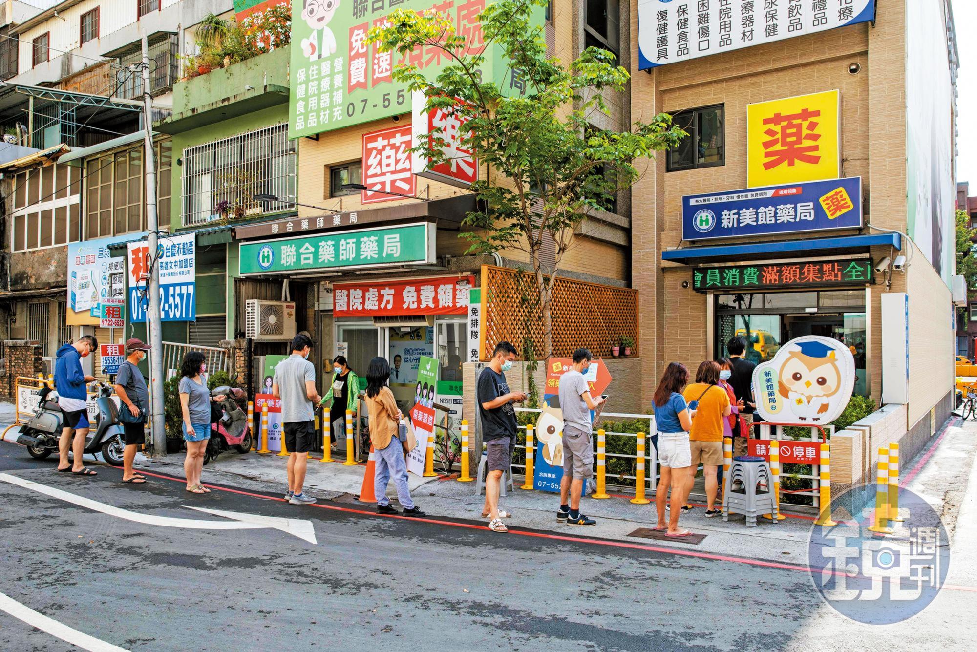 快篩實名制4月28日上路，搶買快篩的民眾在藥局外大排長龍。家用快篩已成重要的防疫工具。