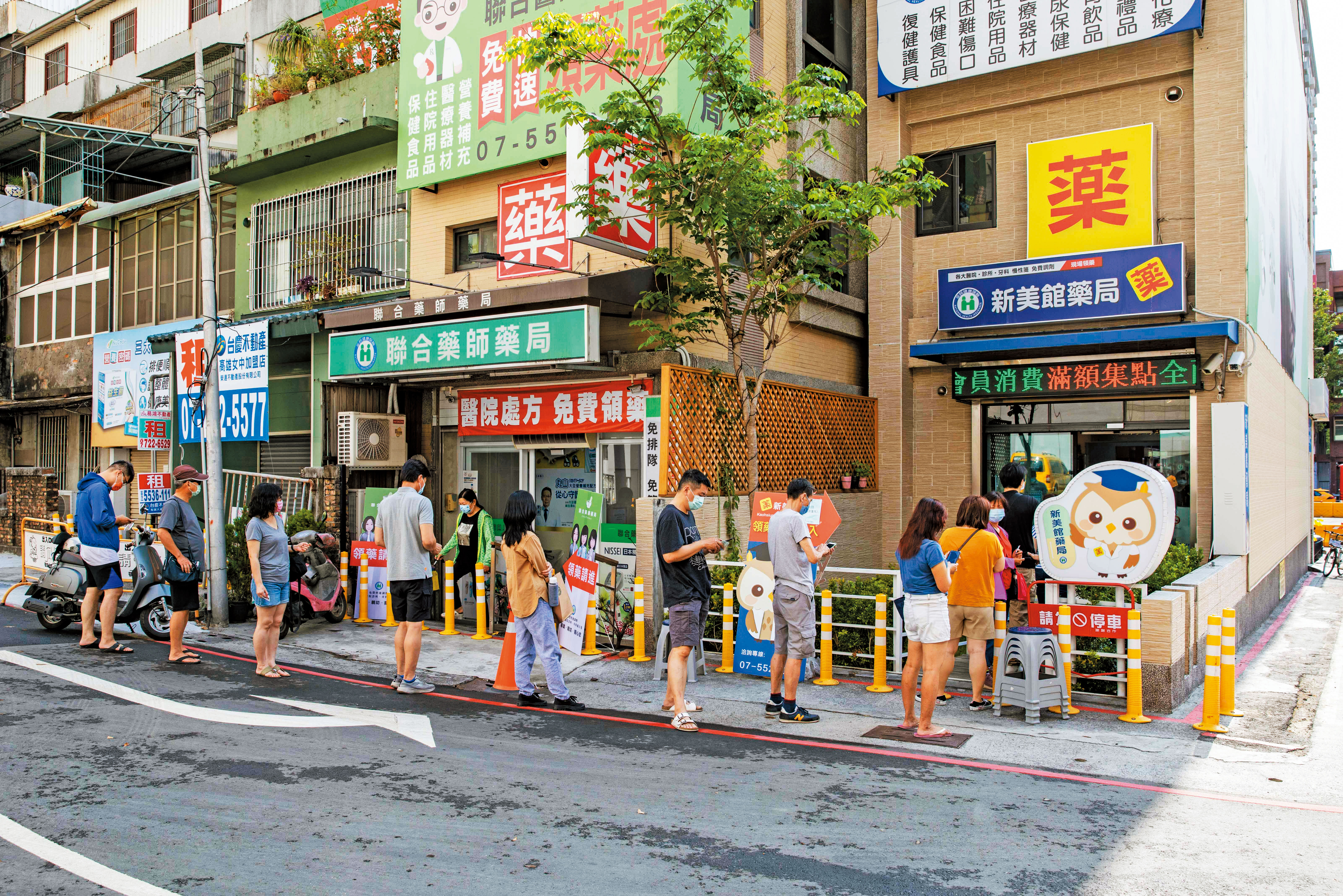 快篩實名制4月28日上路，搶買快篩的民眾在藥局外大排長龍。家用快篩已成重要的防疫工具。