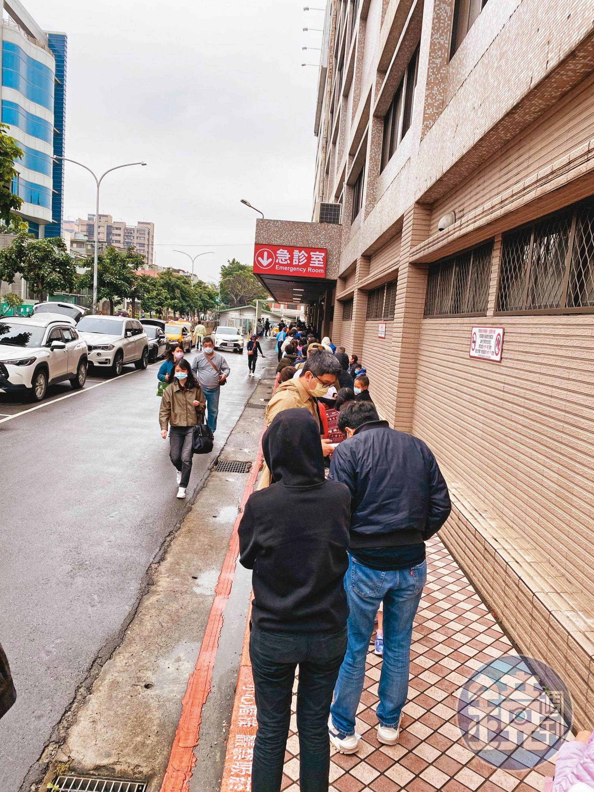 本土疫情飆升,醫療、篩檢量能成為關鍵。圖為醫院外排隊等候PCR採檢的民眾。