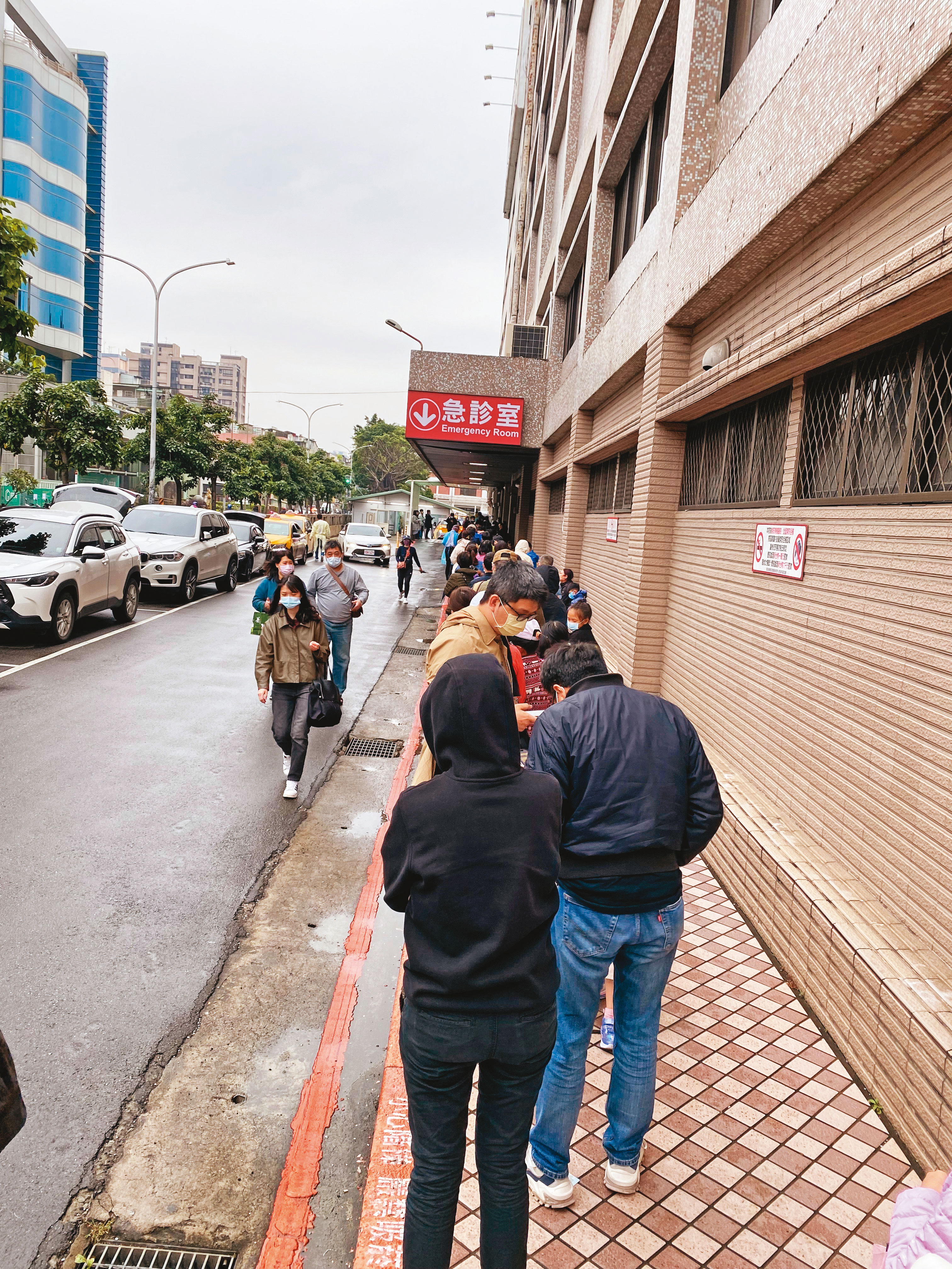 本土疫情飆升，醫療、篩檢量能成為關鍵。圖為醫院外排隊等候PCR採檢的民眾。