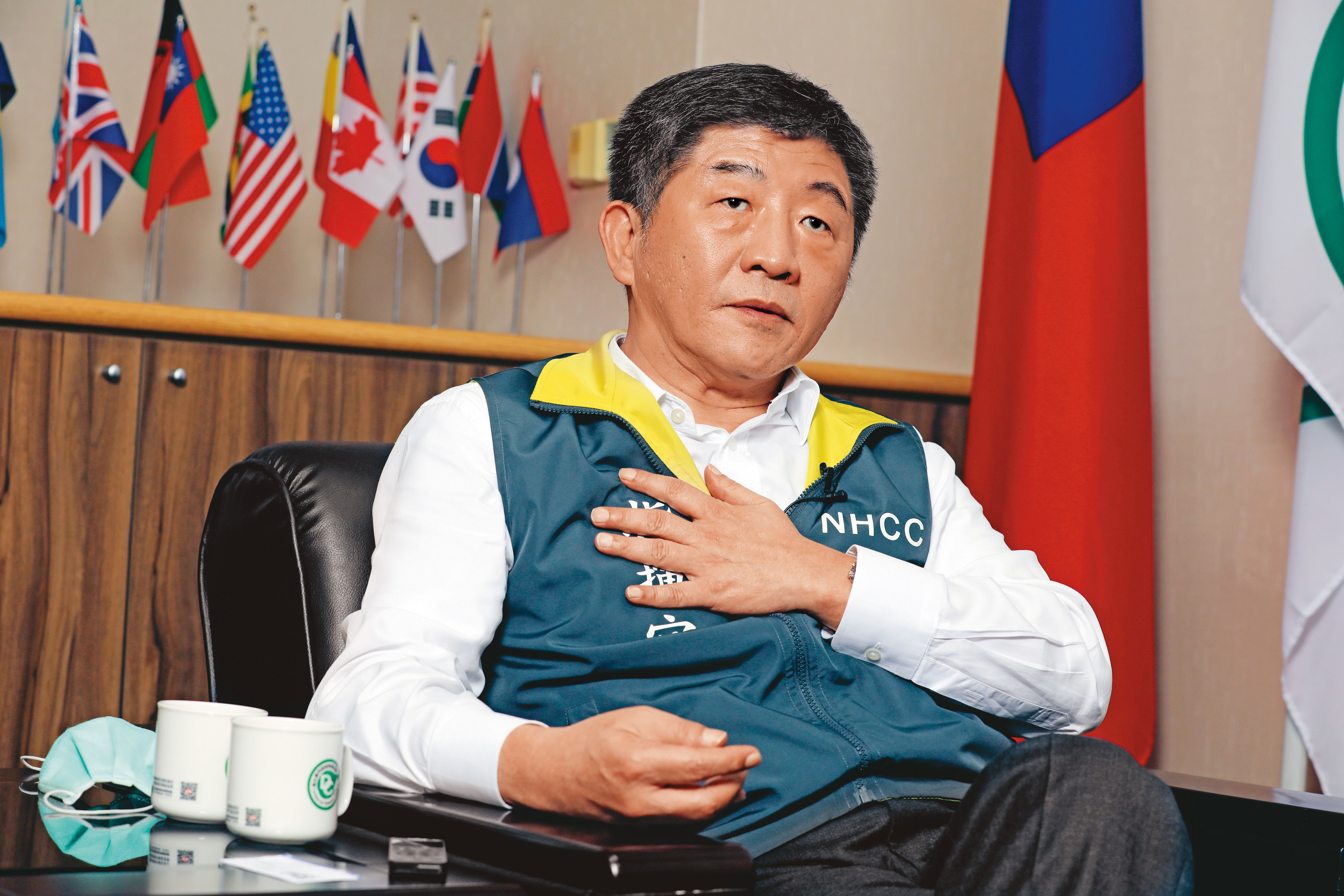 衛福部長陳時中認為,快篩陽視同確診的時機須是疫情走下坡之際,否則反增社會負擔。