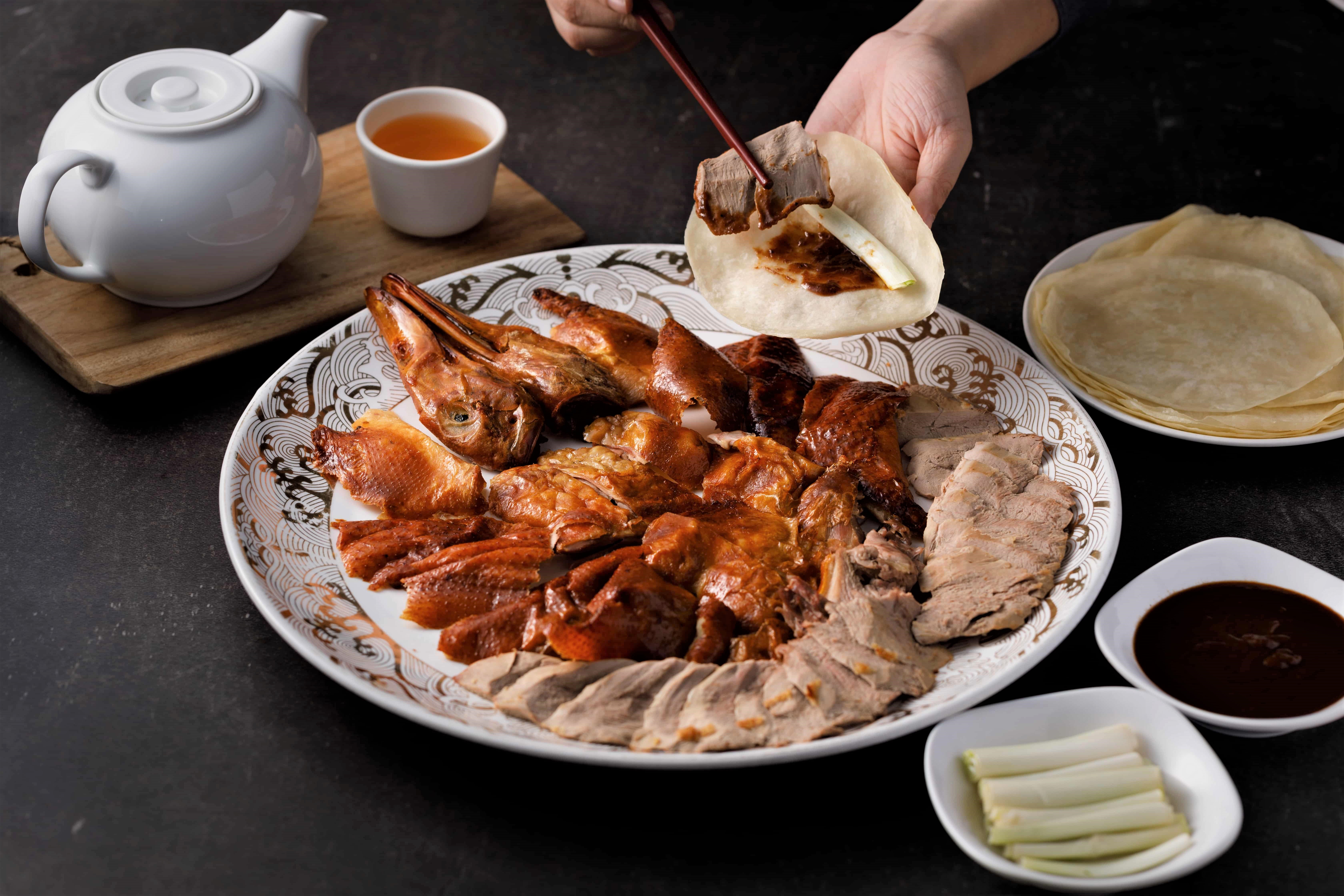 親友團聚，份量滿檔的烤鴨三吃一端上桌，澎湃度就大加分。