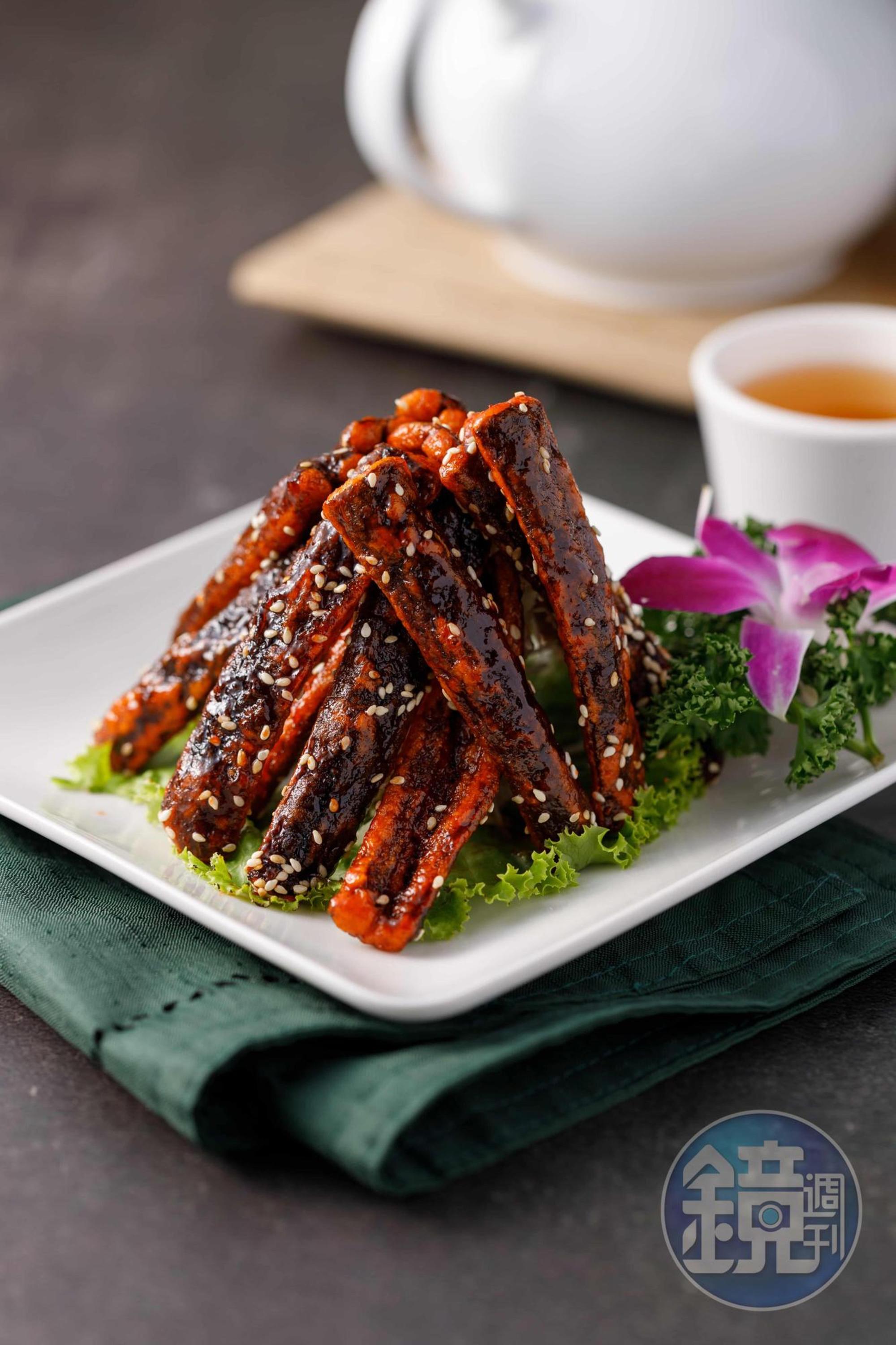 炸過2次後的「無錫脆鱔」醬香濃郁，酥脆可口。（580元／份） 