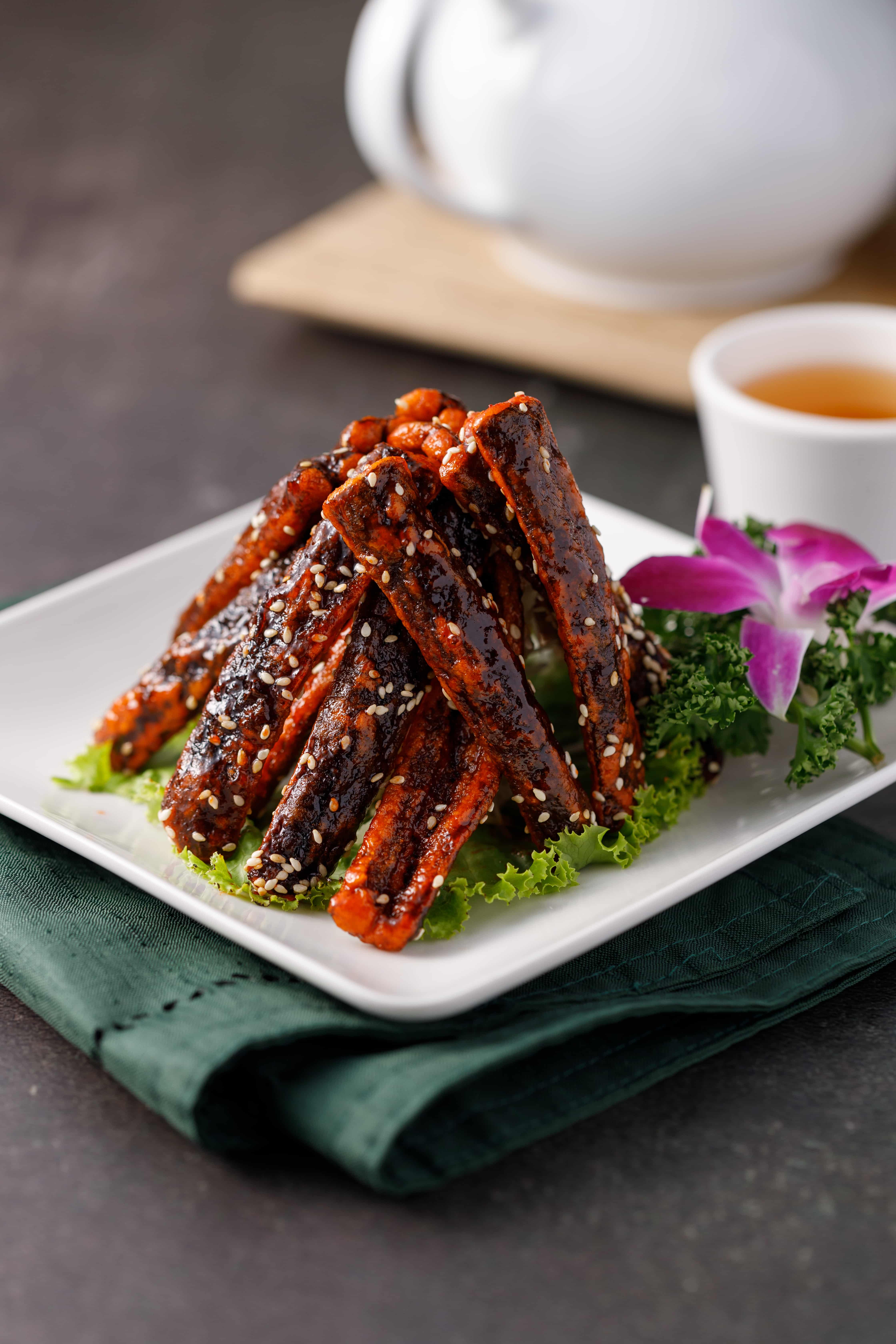 炸過2次後的「無錫脆鱔」醬香濃郁，酥脆可口。（580元／份） 