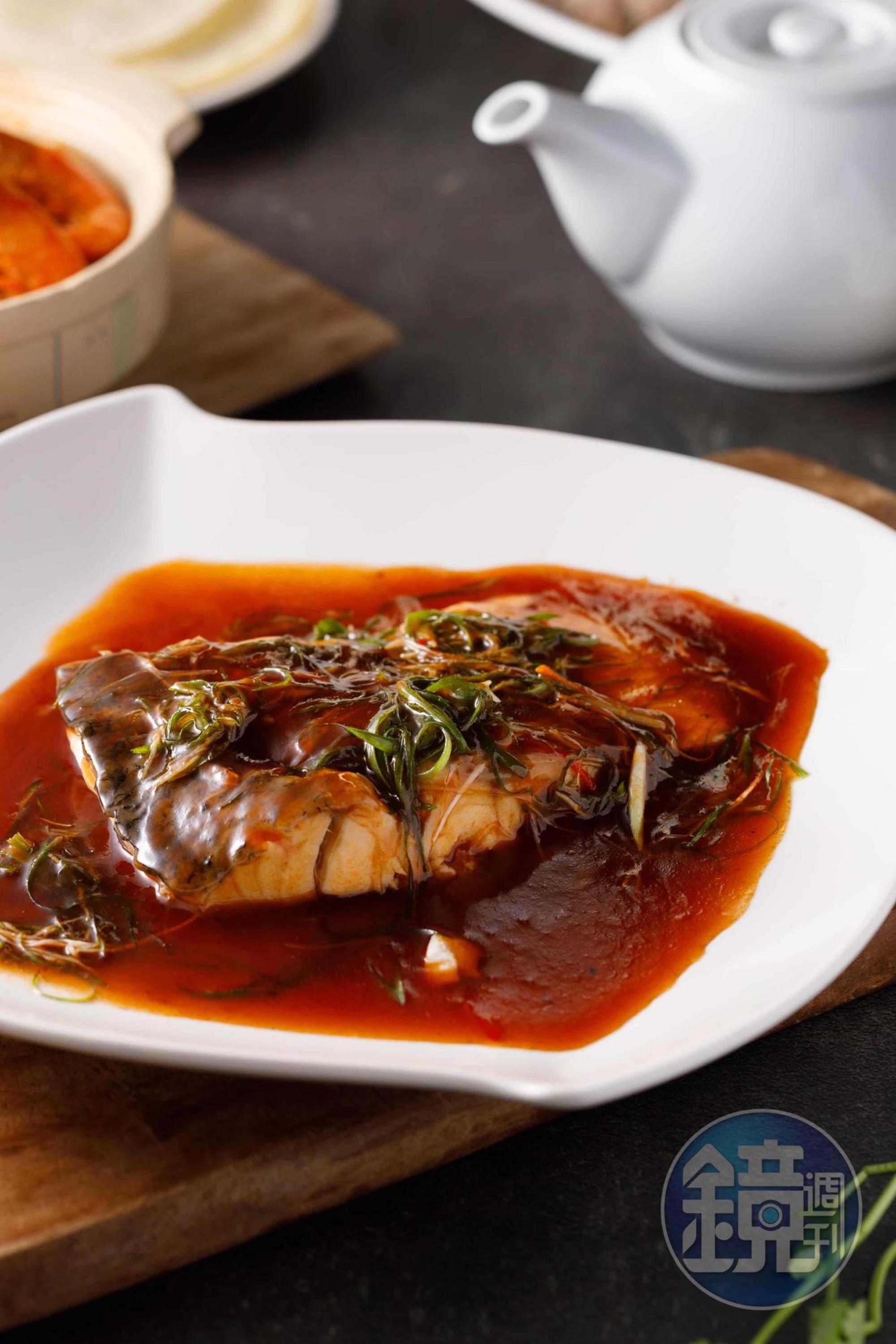 以草魚烹製的「西湖醋魚」是蘇杭名菜，魚肉上滿溢的糖醋汁使人一下子開了胃。（300元／份）
