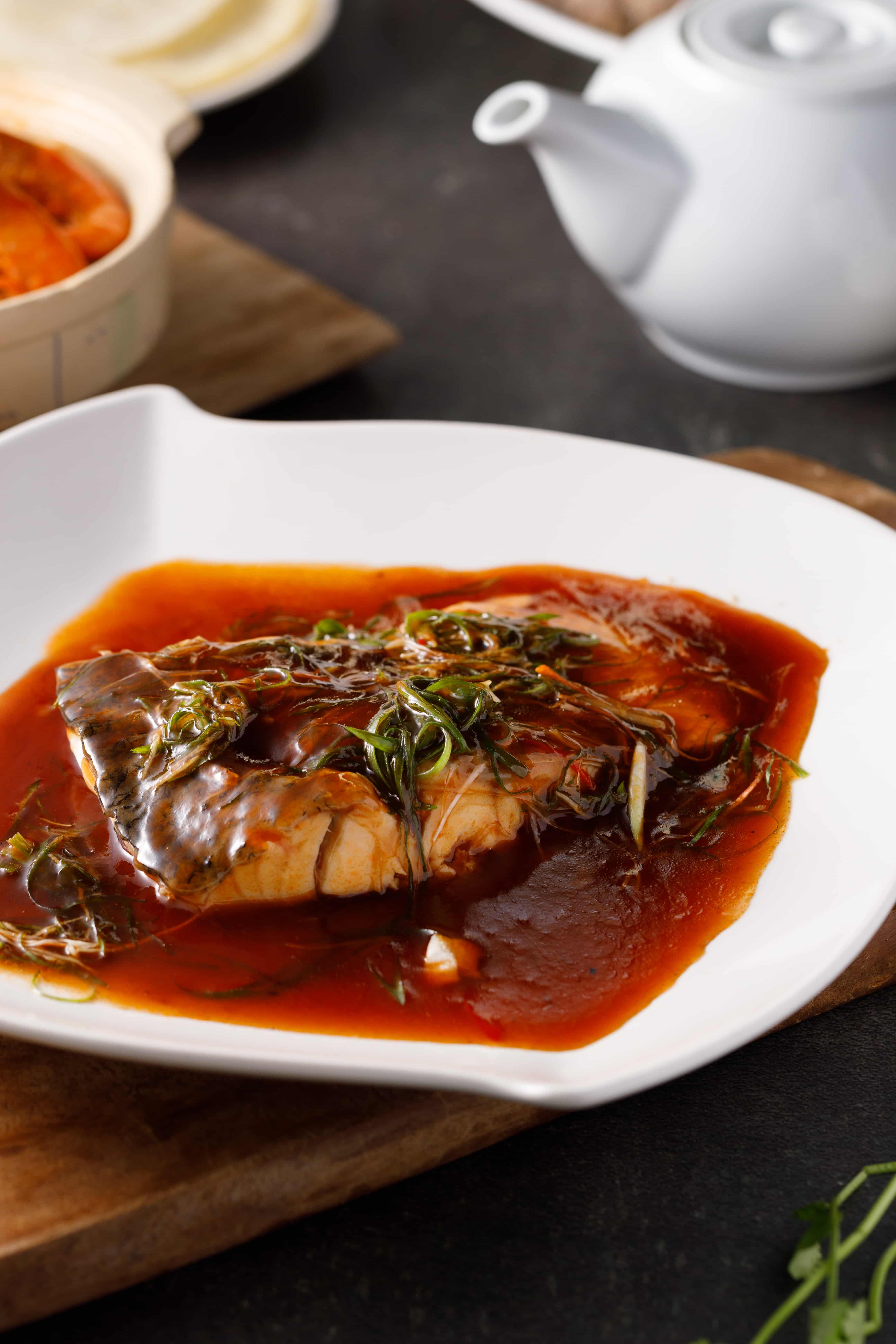 以草魚烹製的「西湖醋魚」是蘇杭名菜，魚肉上滿溢的糖醋汁使人一下子開了胃。（300元／份）