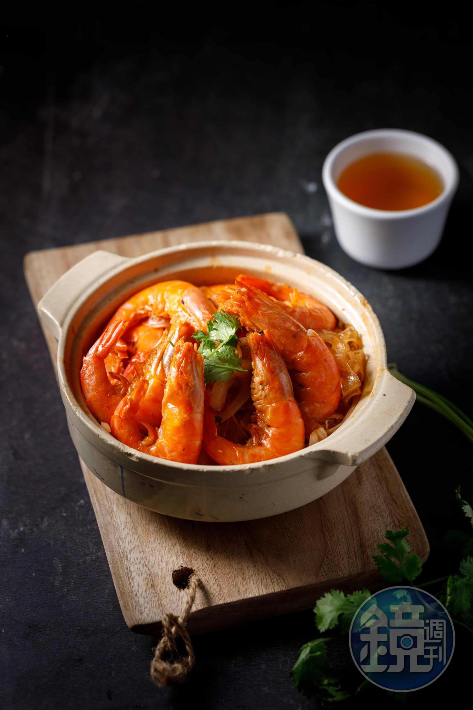 「鮮蝦粉絲煲」很受歡迎，粉絲薄透浸湯後彈牙依舊。（380元／份）