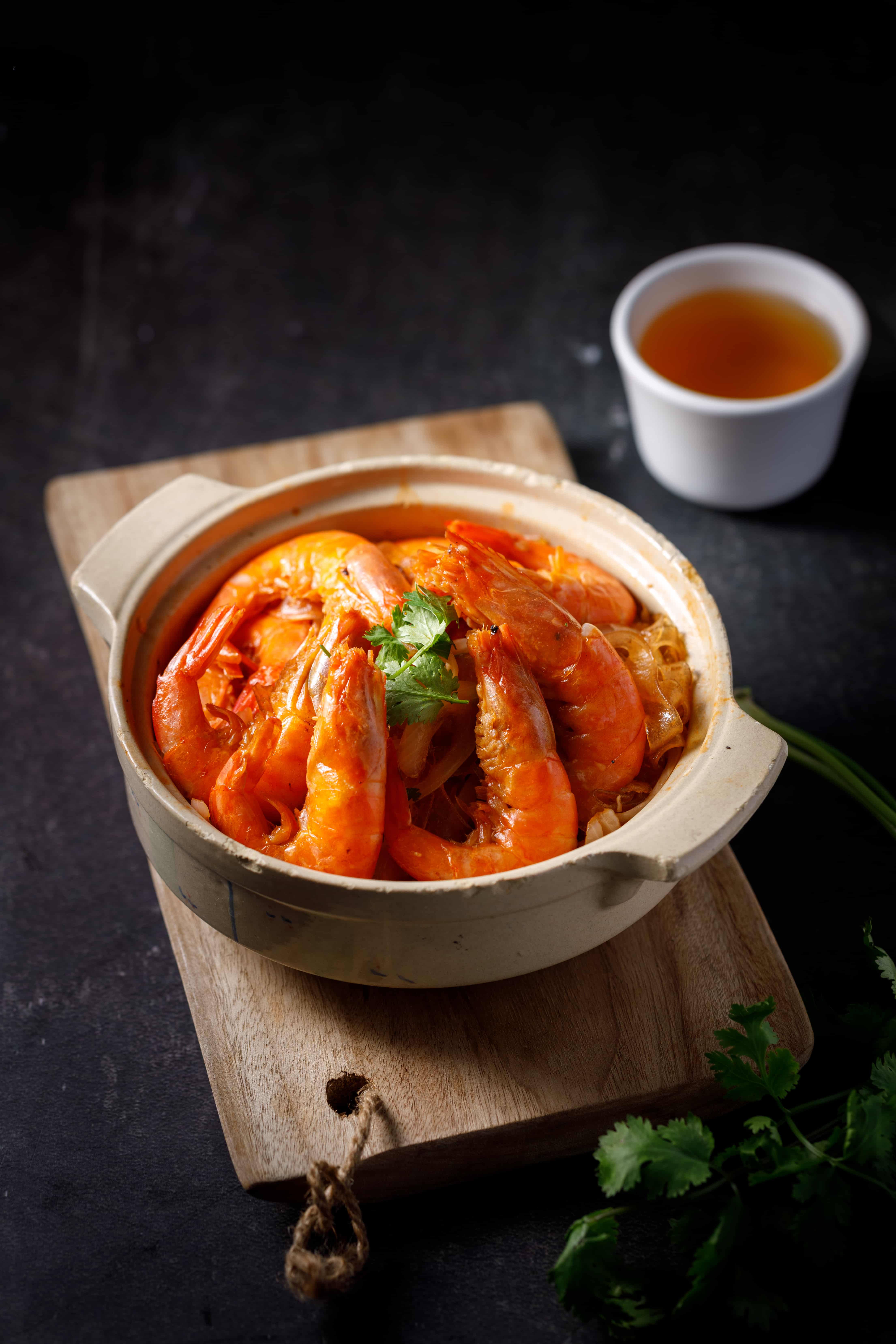 「鮮蝦粉絲煲」很受歡迎，粉絲薄透浸湯後彈牙依舊。（380元／份）