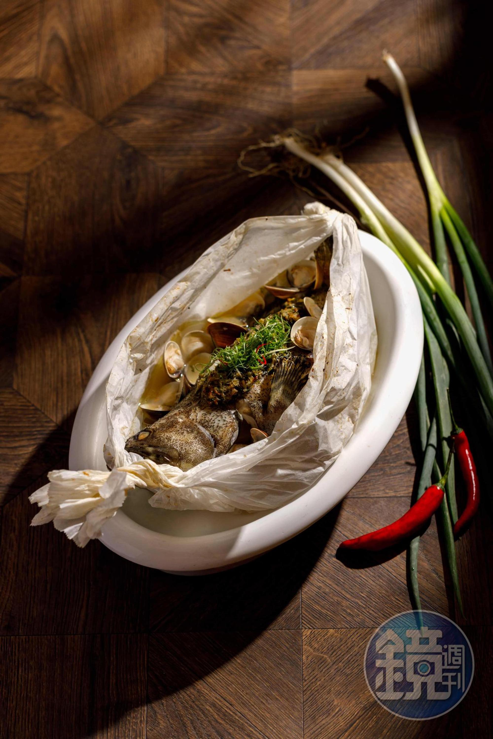 「鮮蛤紙包龍虎斑」打破過往桌菜的酒精 蒸魚盤形式，以歐式紙包魚手法出場。