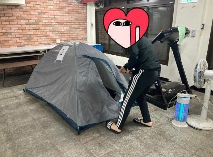 台大生在「Dcard」發文，曝光校方在地下室搭帳篷充當隔離室，再度引起討論。（翻攝自Dcard）