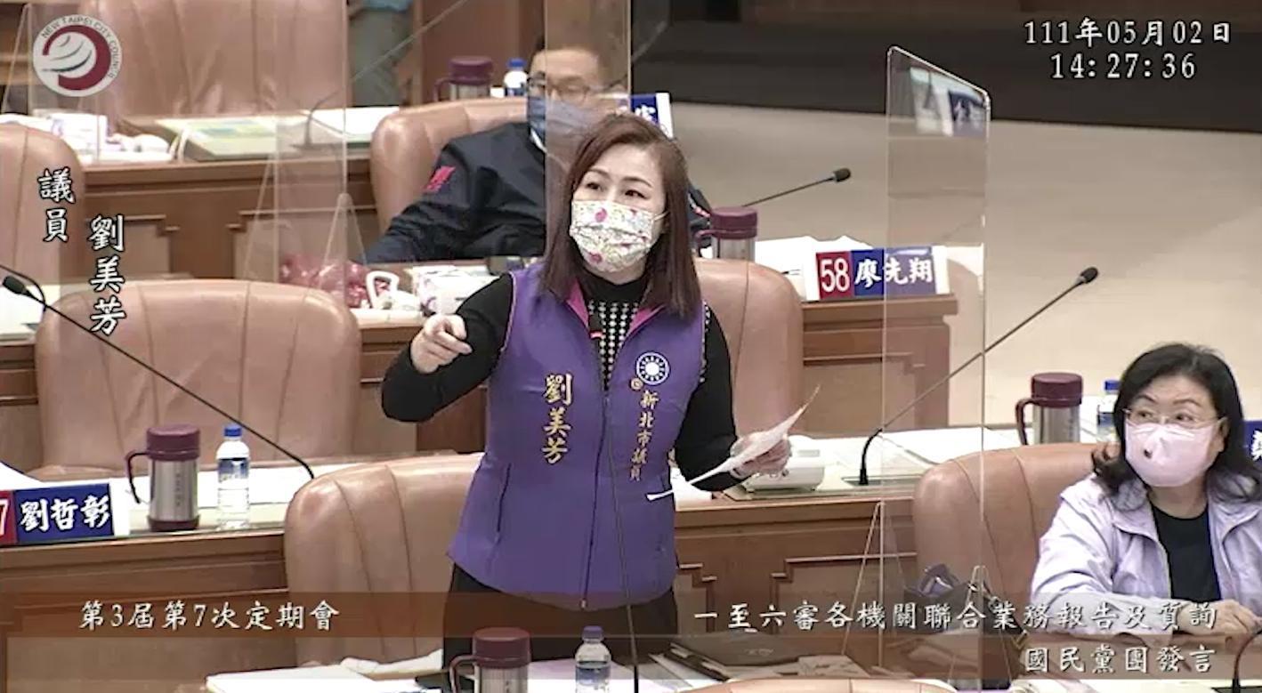 新北市議員劉美芳質詢衛生局，質疑部分弱勢人士無法親自填寫疫調資料，要求市府檢視現有情況並改善。（劉美芳服務處提供）
