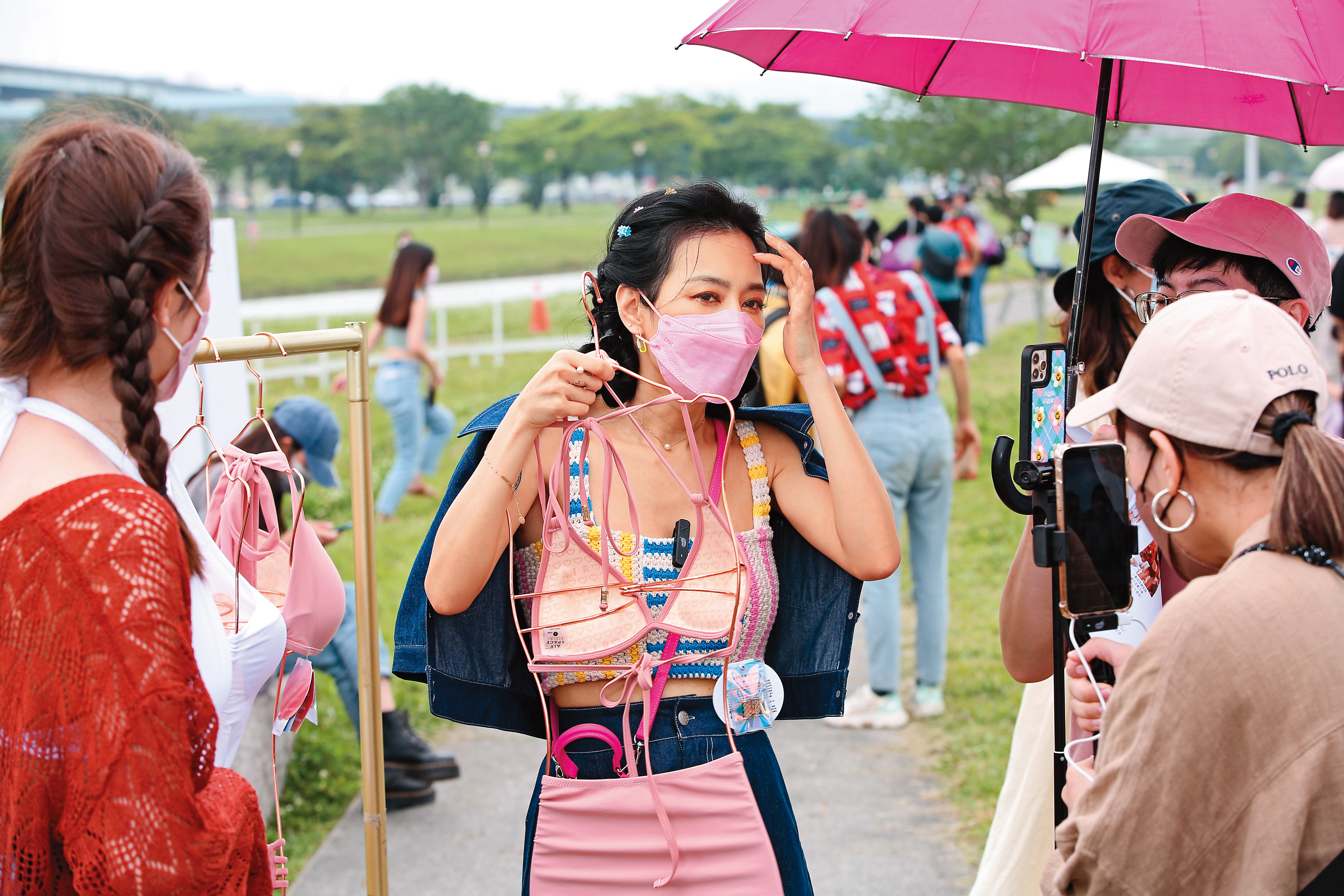 王思佳展示口罩與奶罩共存，兩者一樣重要。