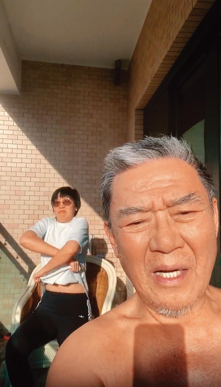  李立群（右）笑說：「封城沒事幹就要找事幹」，跑到陽台裸曬，連女兒（左）也搞笑作勢脫衣。（翻攝自李立群抖音）