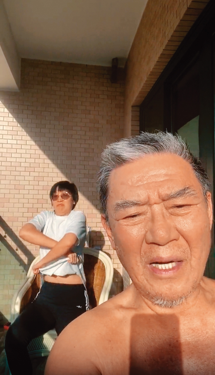  李立群（右）笑說：「封城沒事幹就要找事幹」，跑到陽台裸曬，連女兒（左）也搞笑作勢脫衣。（翻攝自李立群抖音）