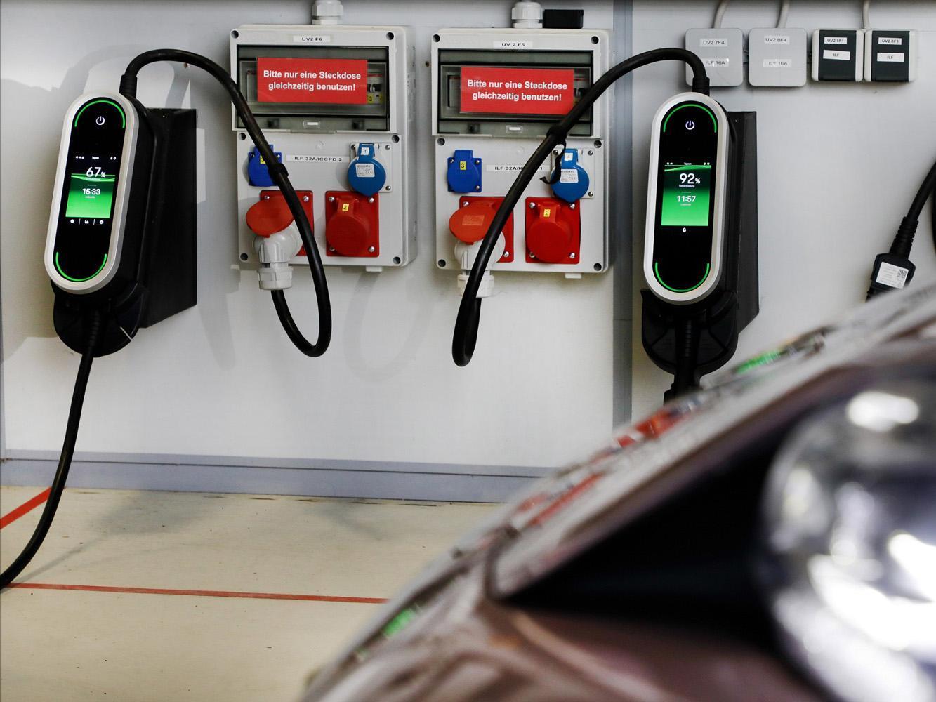 由保時捷、電網營運公司TransnetBW及顧問公司Intelligent Energy System Services（IE2S）共同執行的擬真先導測試中，證實了電力可儲存於智慧電動車的高電壓電池當中，以達到電力平衡。