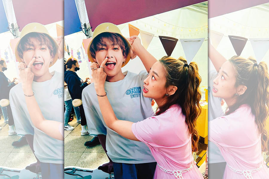 鬼鬼（右）使出「一指神功」朝炎亞綸（左）的鼻子猛戳，他搞笑稱是「手指快篩」。（翻攝自炎亞綸IG）