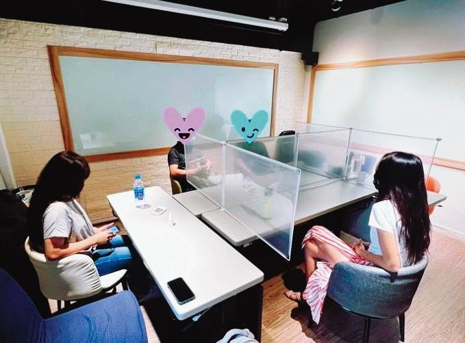隋棠以壓克力隔板保持社交距離，稱為「朦朧美的會議」，大推這招成為第七條防疫新守則。（翻攝自隋棠IG）