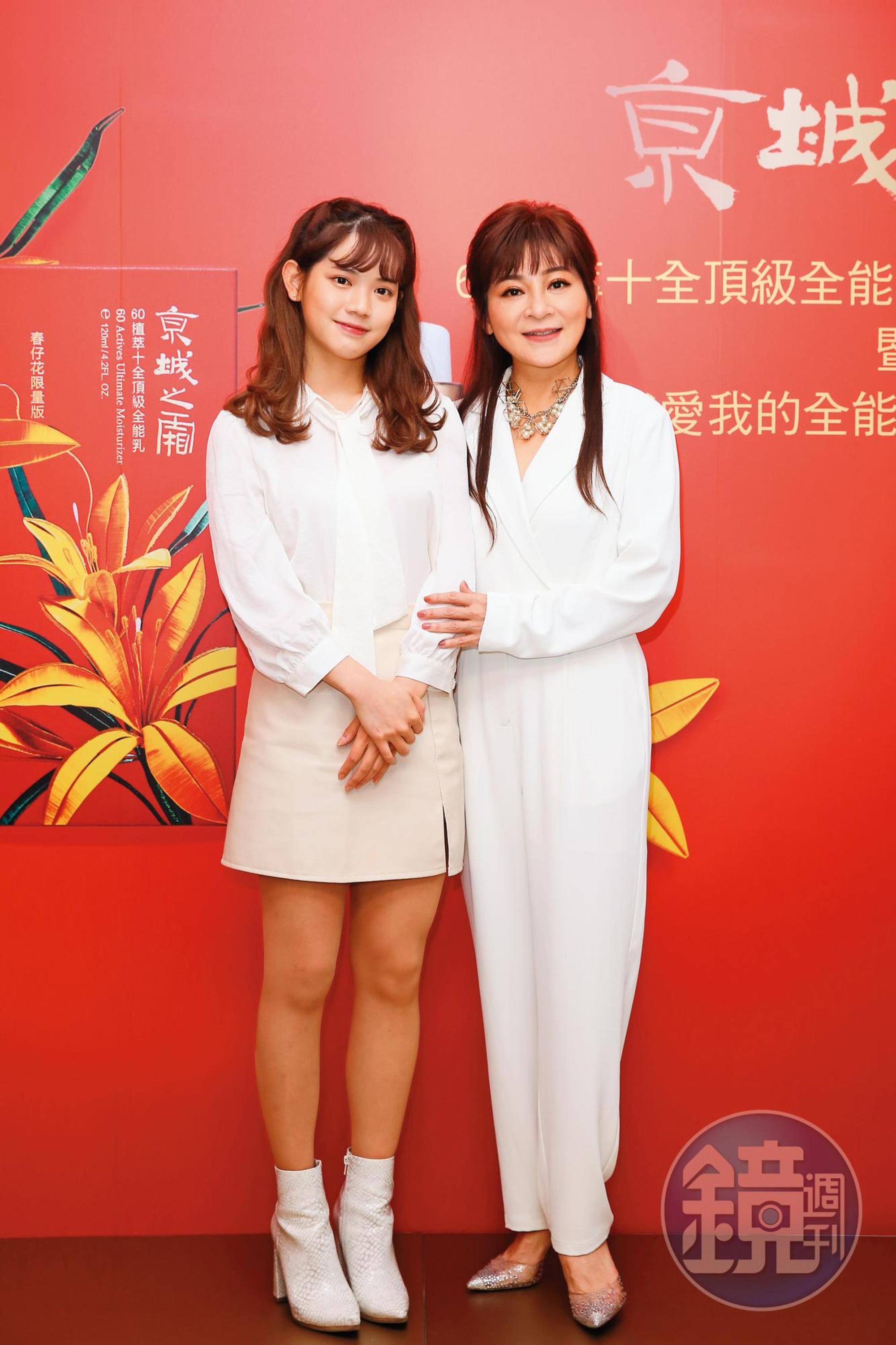 陳沂協助警方辦案，赫然發現王彩樺（右）也是受害者，特地傳訊告知王彩樺此事。右為王彩樺女兒黃于庭。