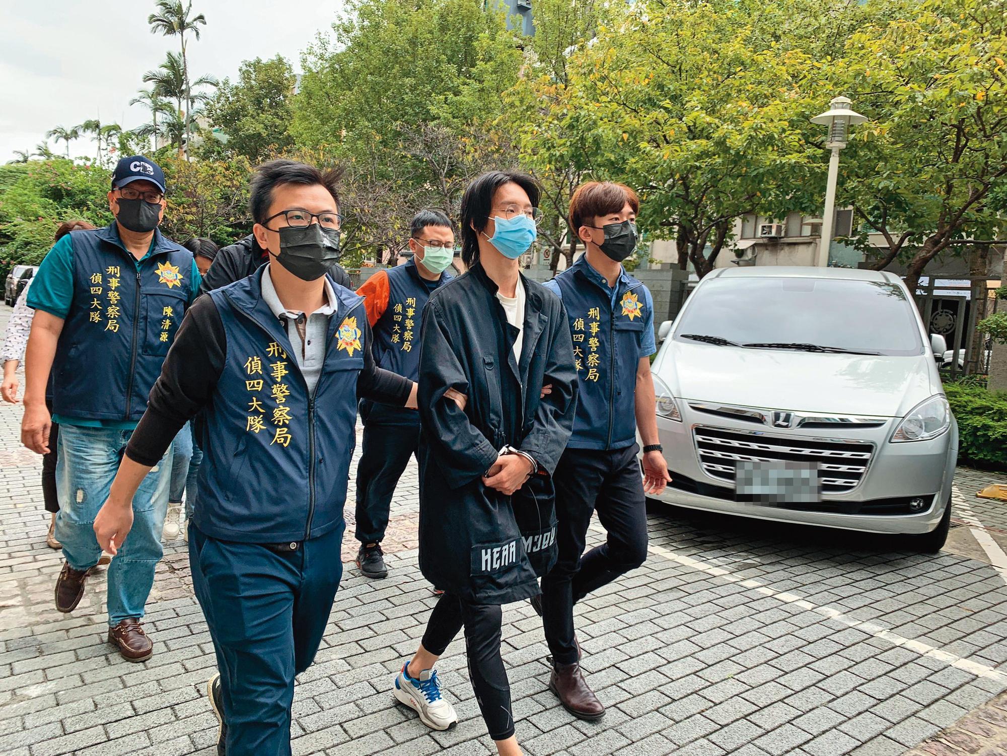 小玉（右二）因為侵害肖像權遭到警方逮捕，日前他首度在鏡頭前公開向受害者道歉，並對所作所為坦承不諱。（警方提供）