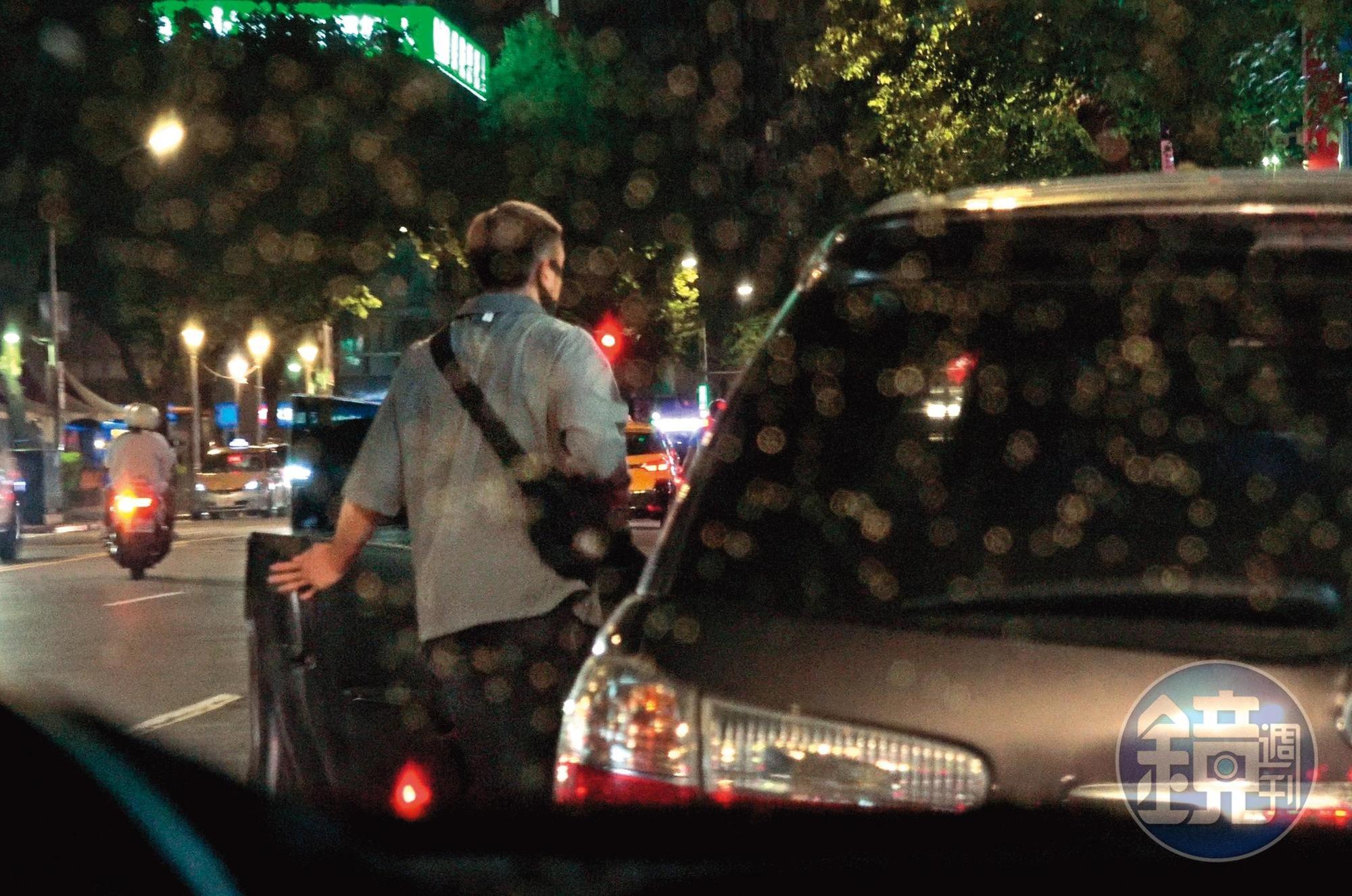 21:34,原本陳芳語開車,不過接到彥文之後,她就自己跑到副駕擔任乘客。