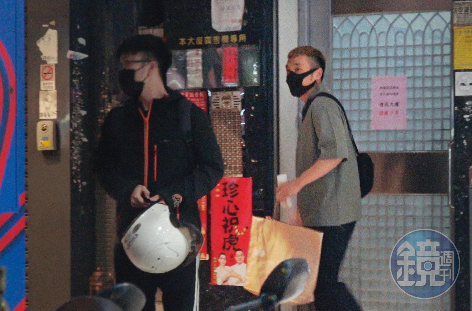 21:33,陳芳語的男友彥文(右)從上班的診所離開,趕著跟女友約會。