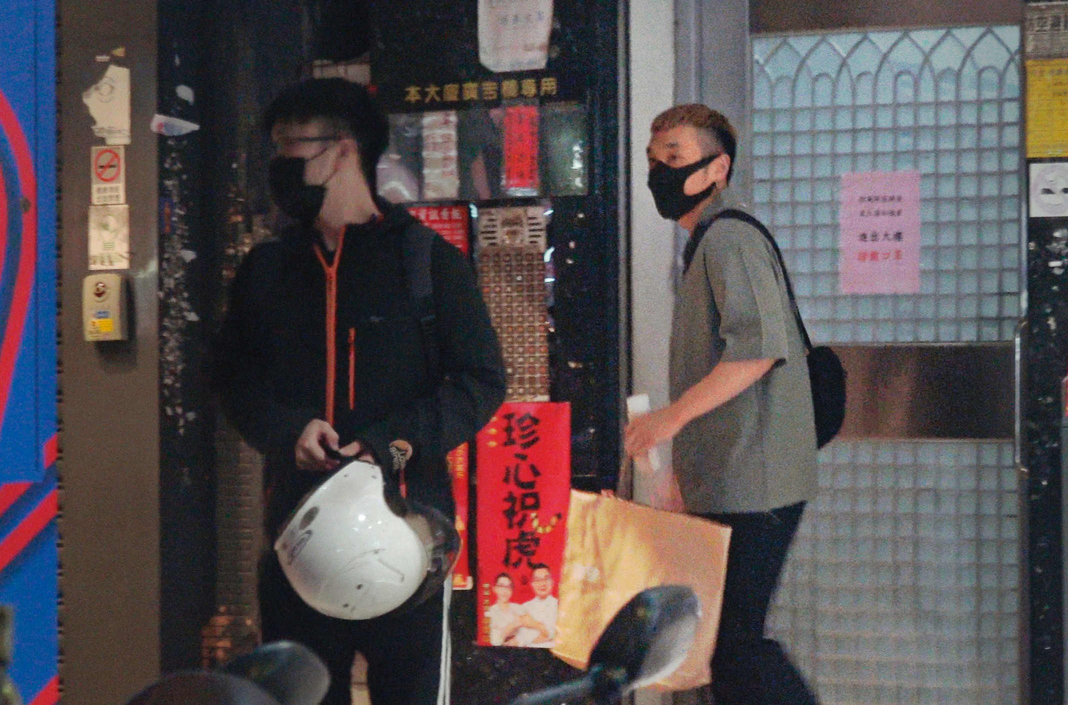 21：33，陳芳語的男友彥文（右）從上班的診所離開，趕著跟女友約會。