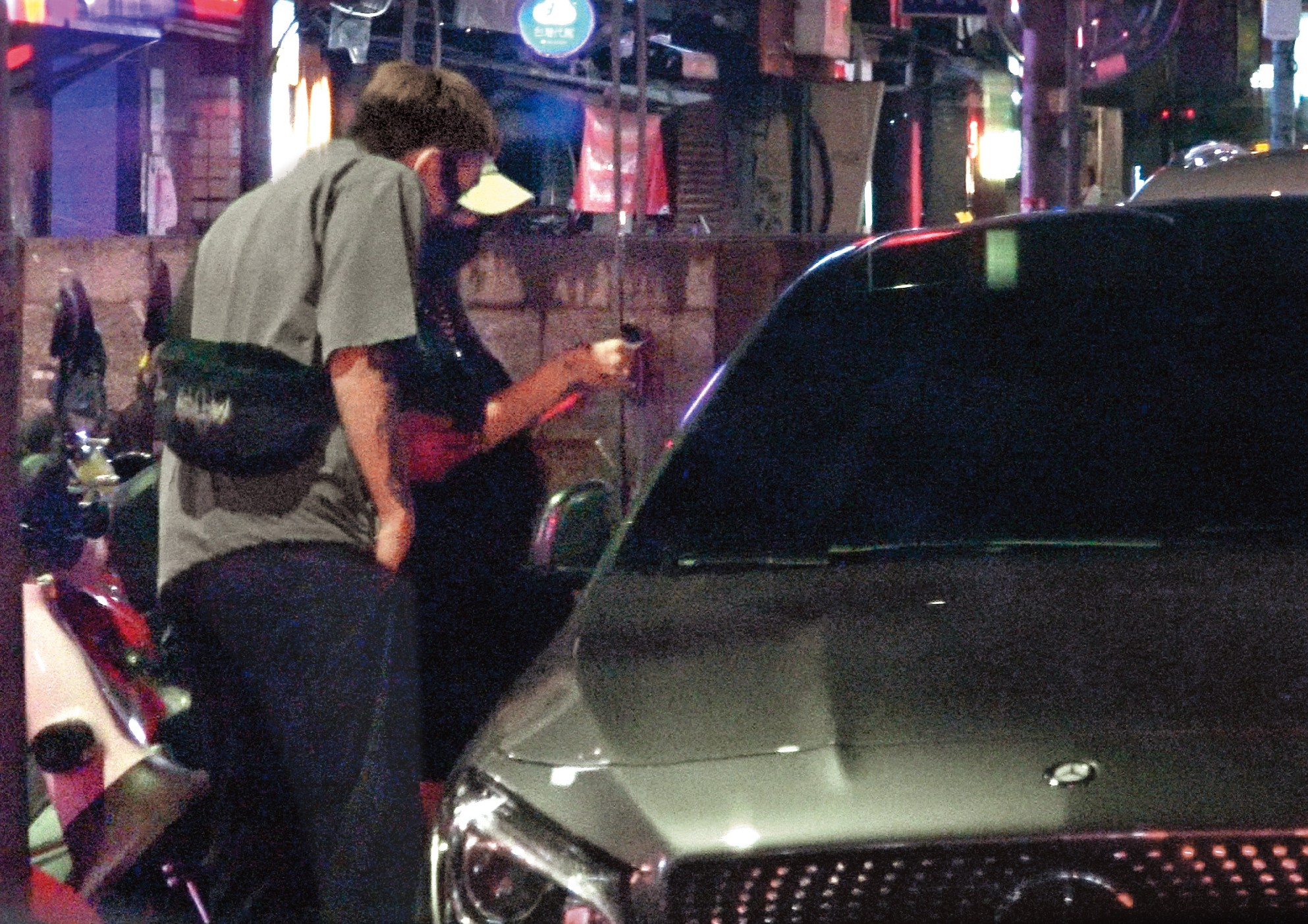 23:15,兩人發現愛車違規被開罰單,陳芳語(右)霸氣收下負責,在男友彥文(左)面前展現女子魄力。