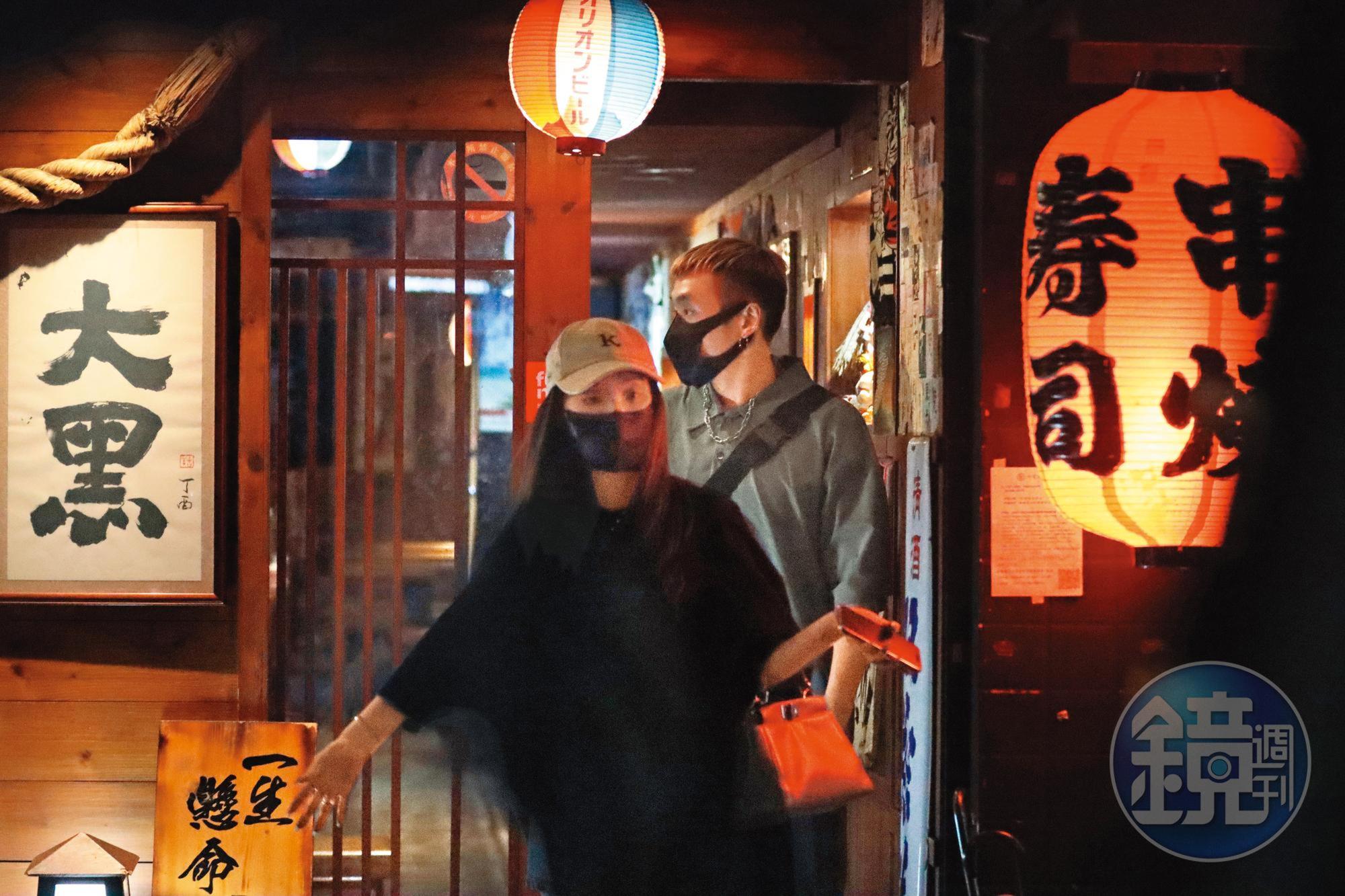 4/27 23：14，在居酒屋吃完晚餐，陳芳語（左）與男友彥文（右）離開，且將發現愛車被開罰單。