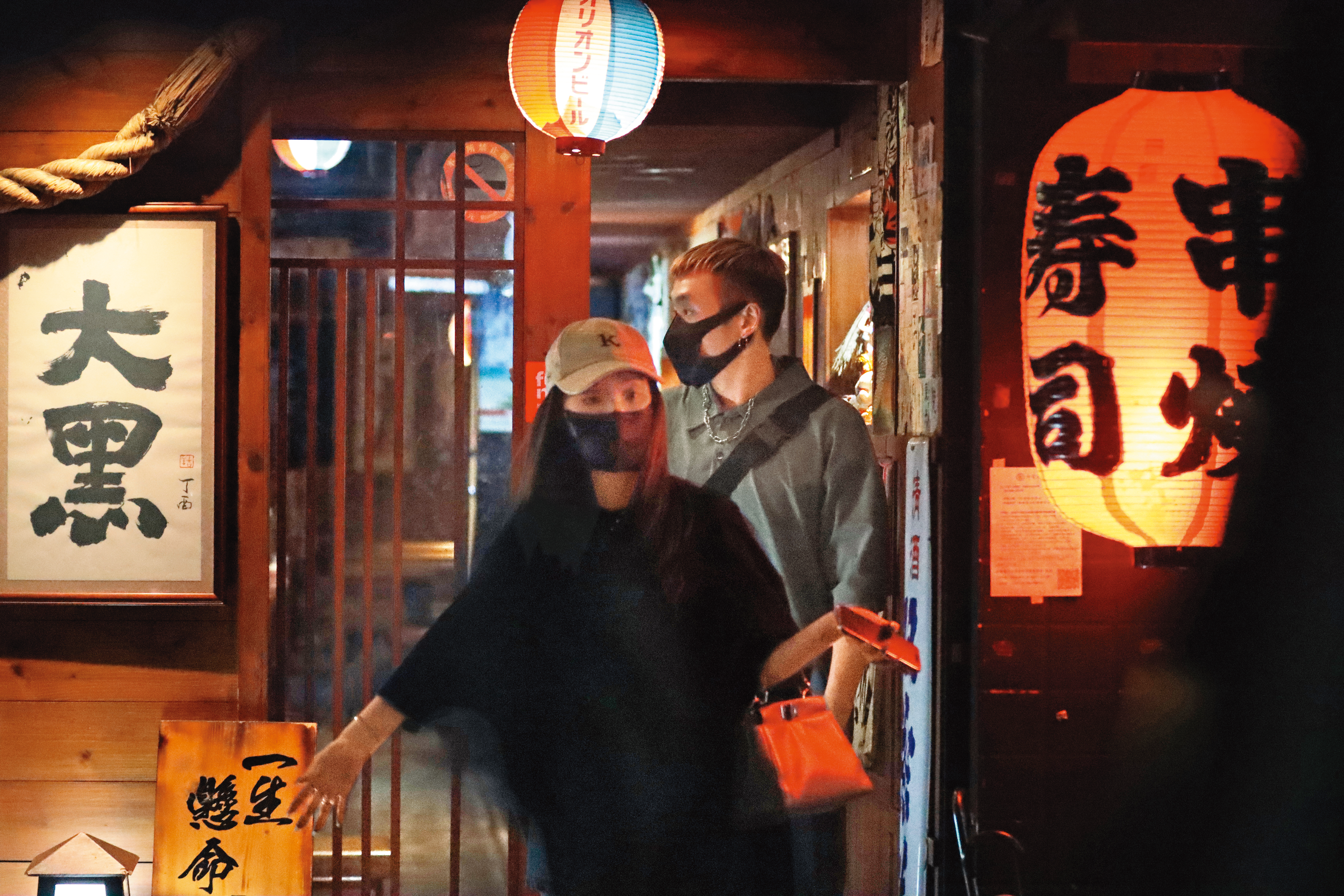 4/27 23：14，在居酒屋吃完晚餐，陳芳語（左）與男友彥文（右）離開，且將發現愛車被開罰單。