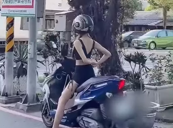 一名女騎因為在等紅綠燈時搖擺練舞，影片被網友錄下分享引起關注。（翻攝自「爆廢公社公開版」）