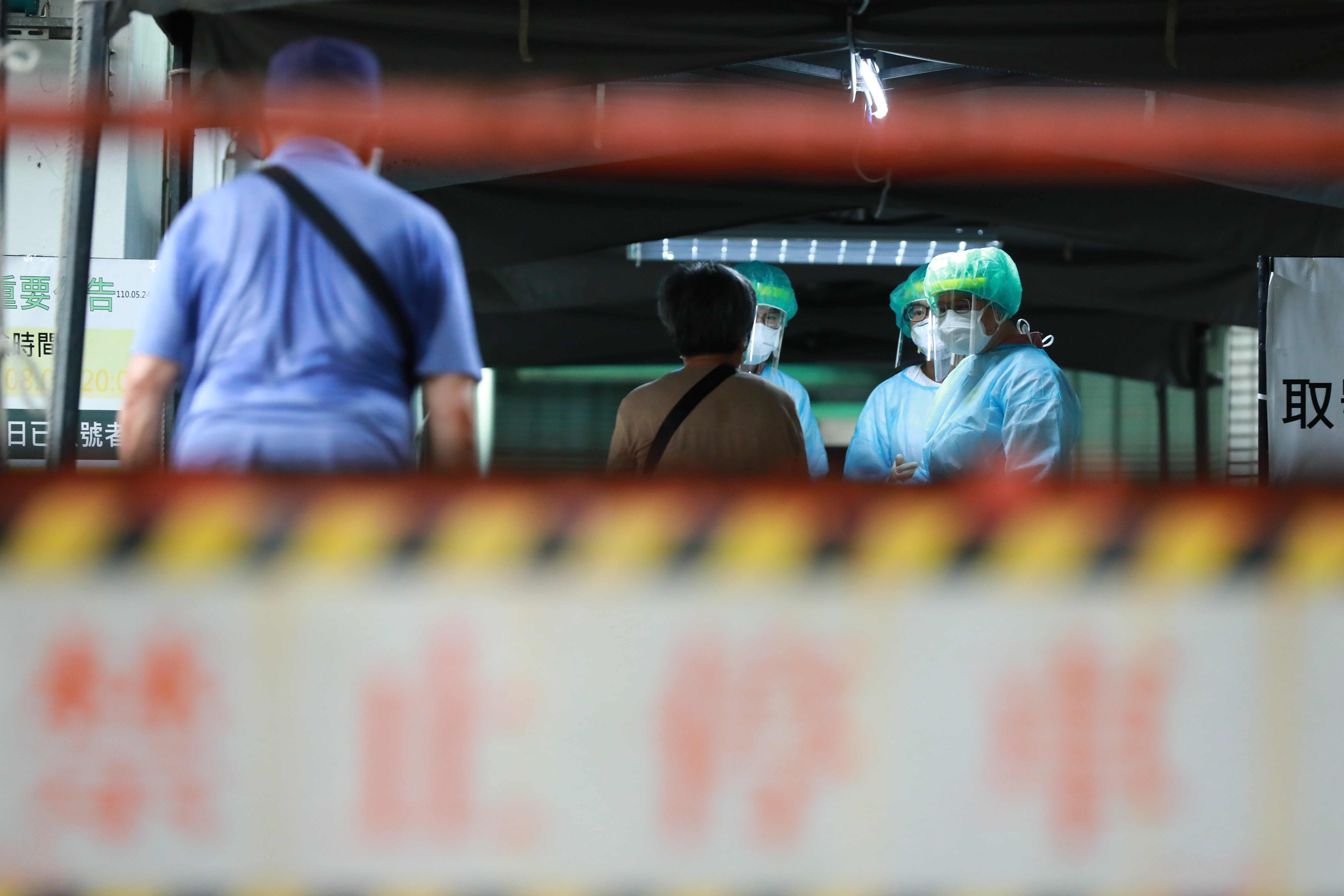 一名女網友指控，朋友的室友隱匿確診情形，害一票人染疫；篩檢示意圖，與當事人無關。（本刊資料照）