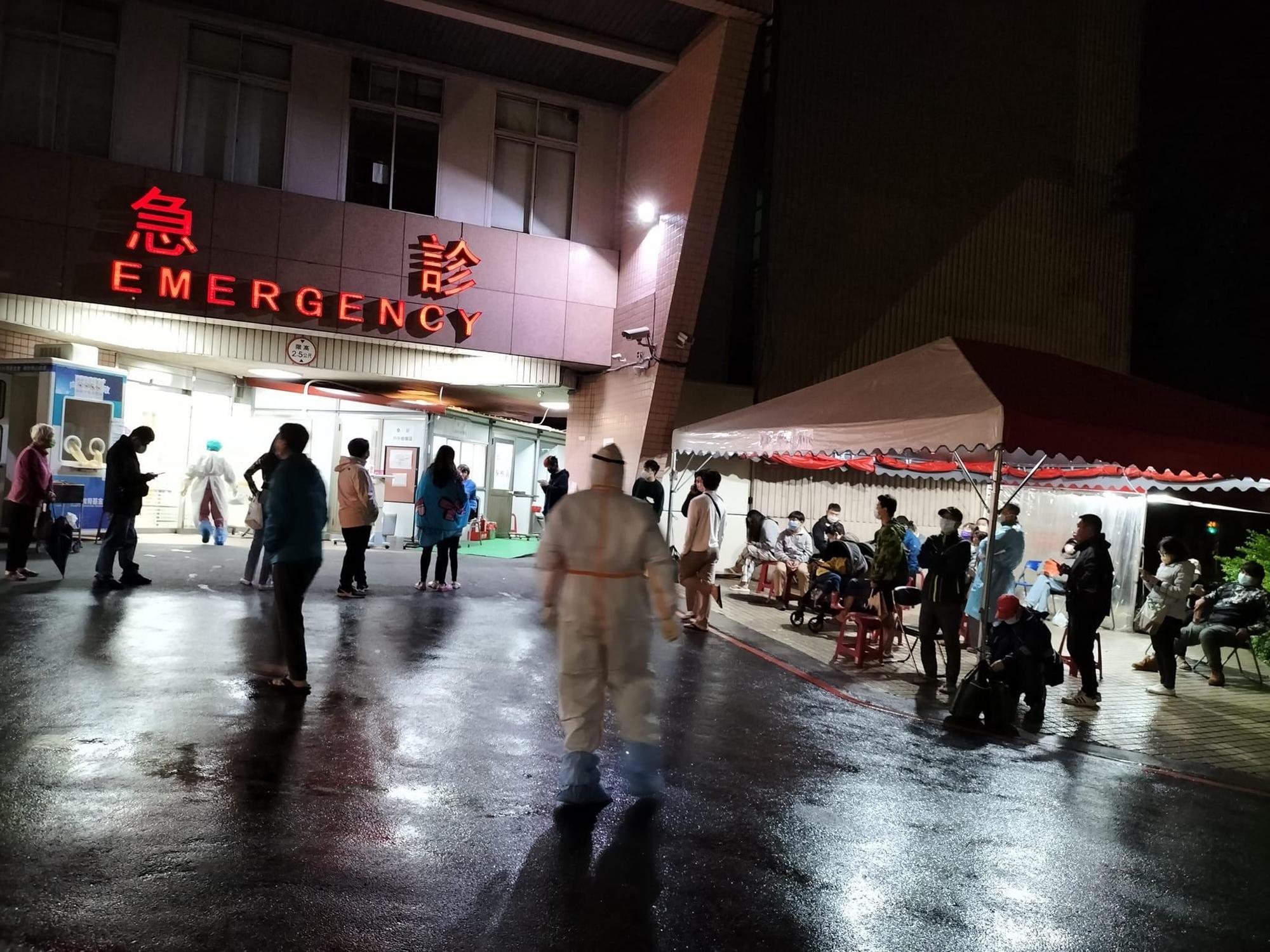 蘇一峰PO出深夜的醫院照片，透露第一線醫護早已累透，但為了苦等的民眾，仍打起精神奮戰。（翻攝自蘇一峰臉書）